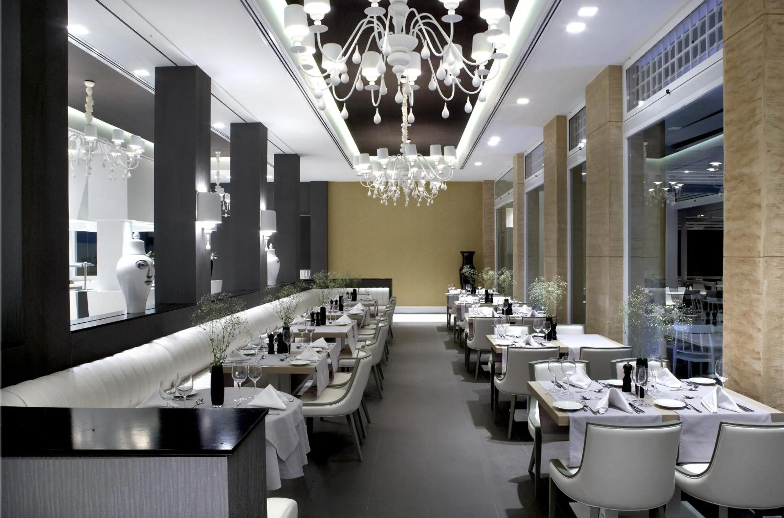 Restaurant/places to eat in Pelagos Suites Hotel & Spa