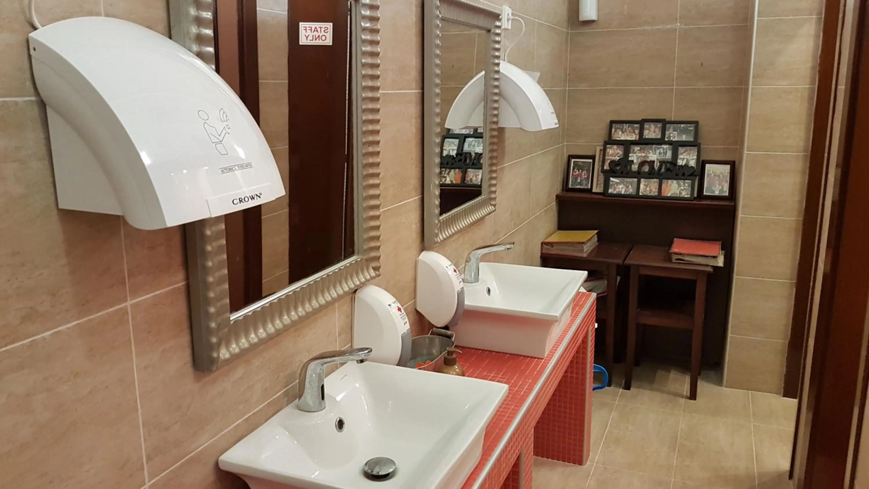 Restaurant/places to eat in Hotel White Rose Beach