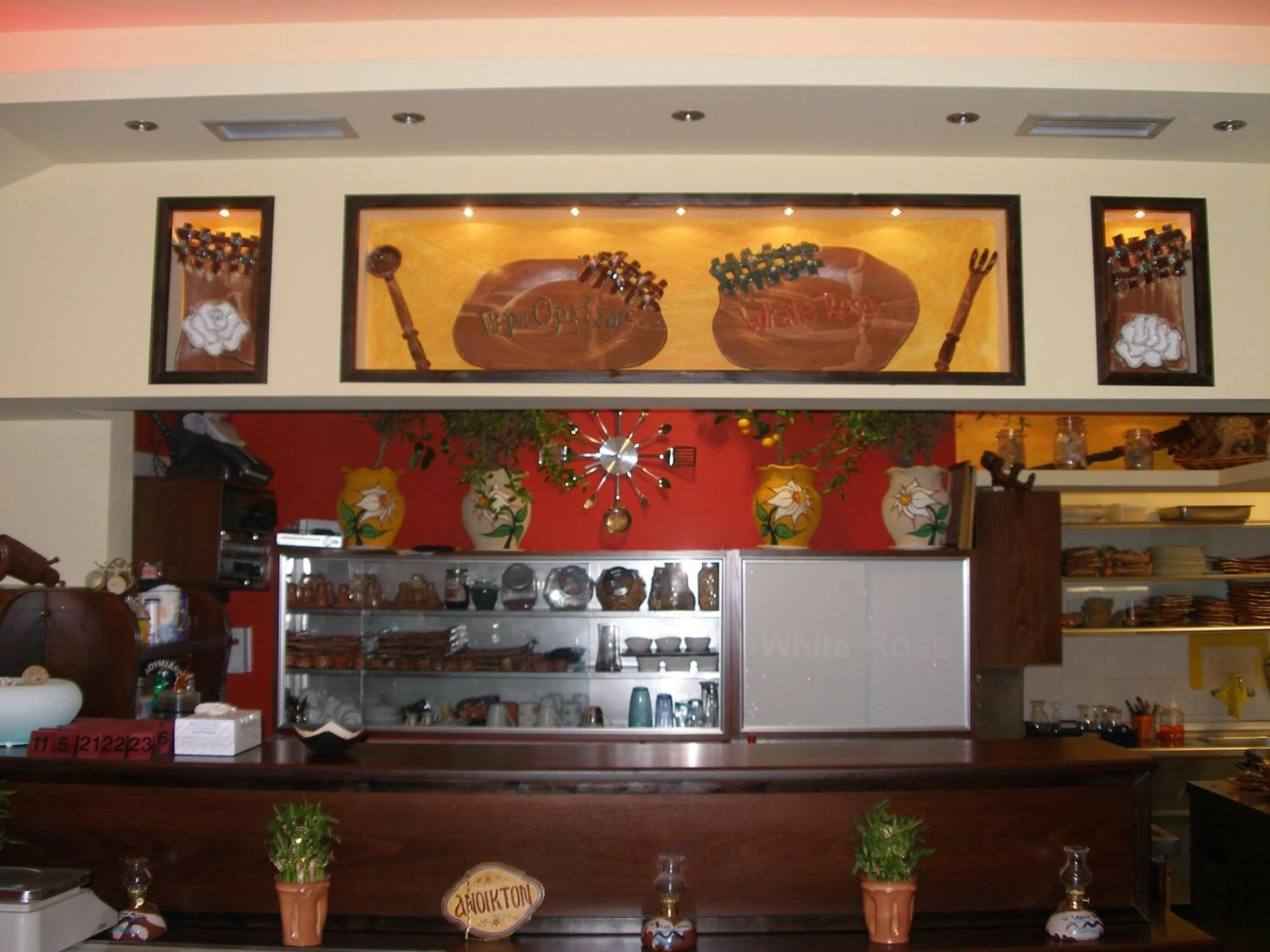 Restaurant/places to eat in Hotel White Rose Beach