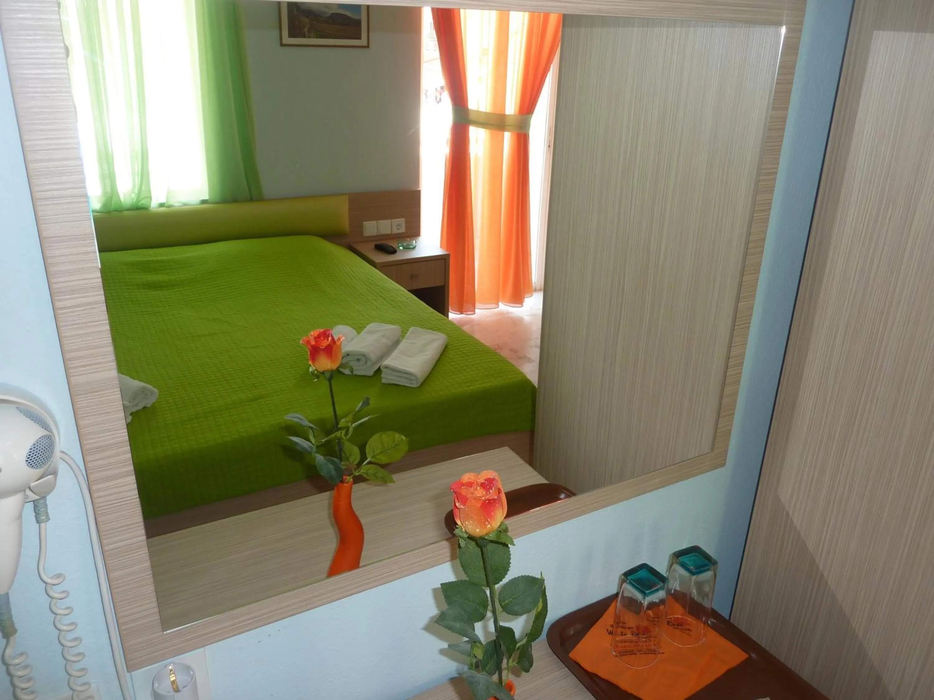 Photo of the whole room in Hotel White Rose Beach