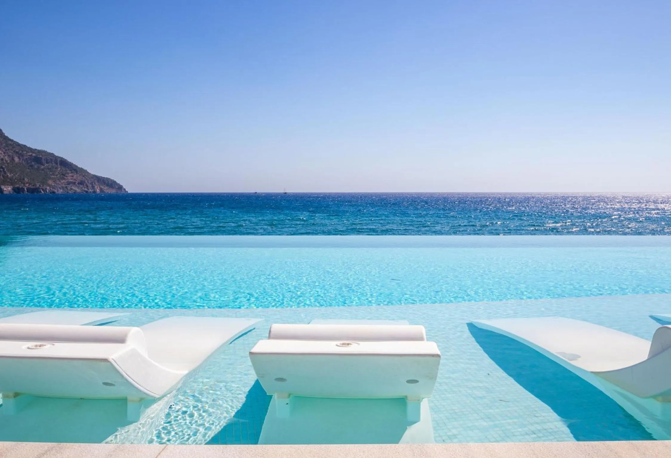 Swimming pool in Konstantinos Palace