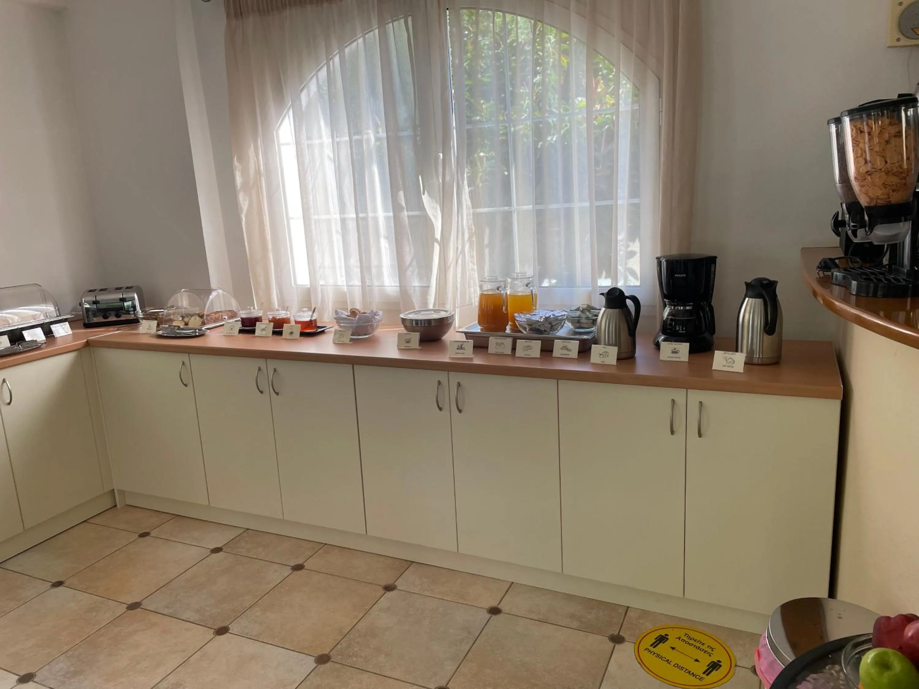 Restaurant/places to eat in Perla Beach