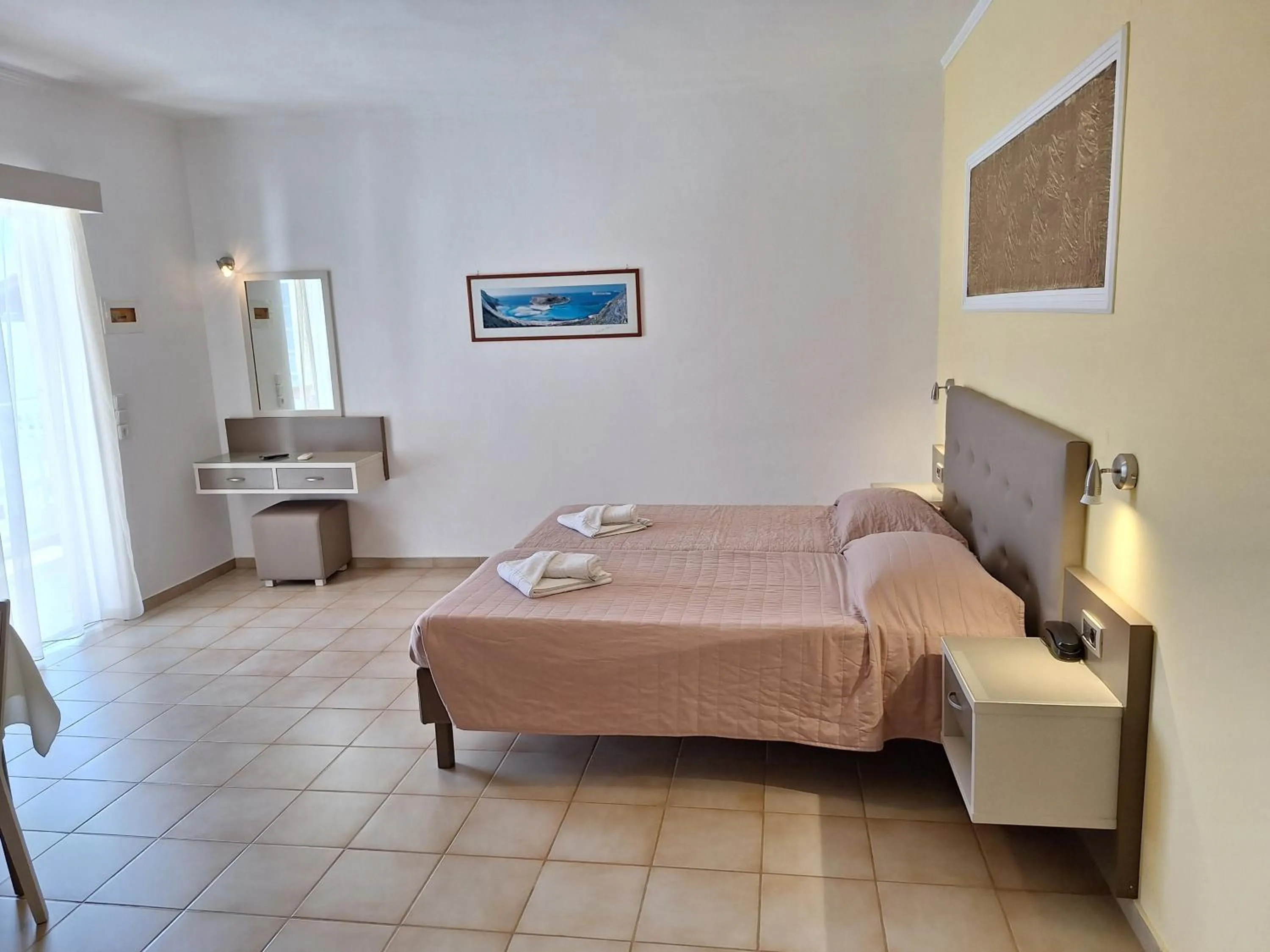 Photo of the whole room, Bed in Perla Beach