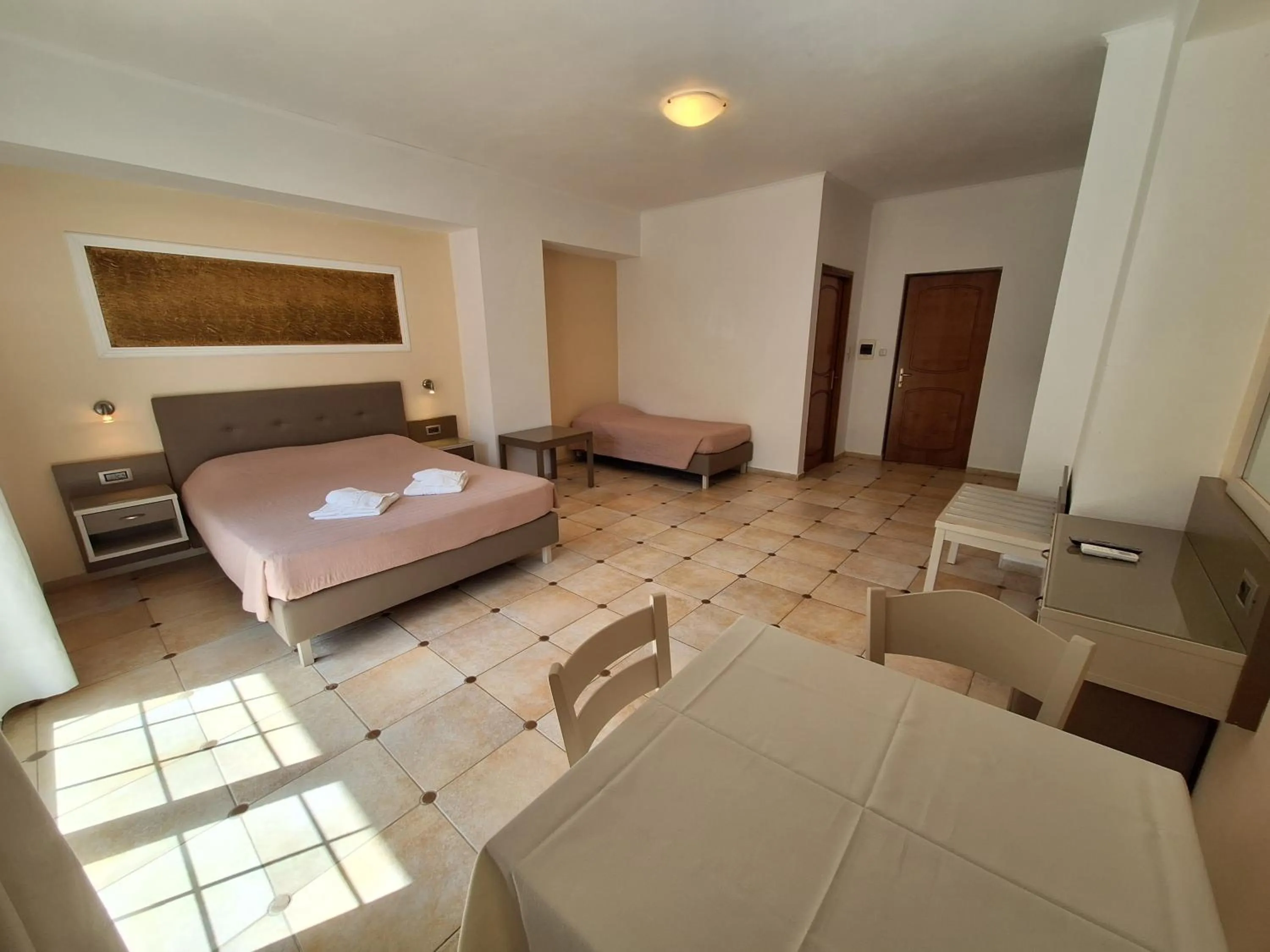 Photo of the whole room, Bed in Perla Beach