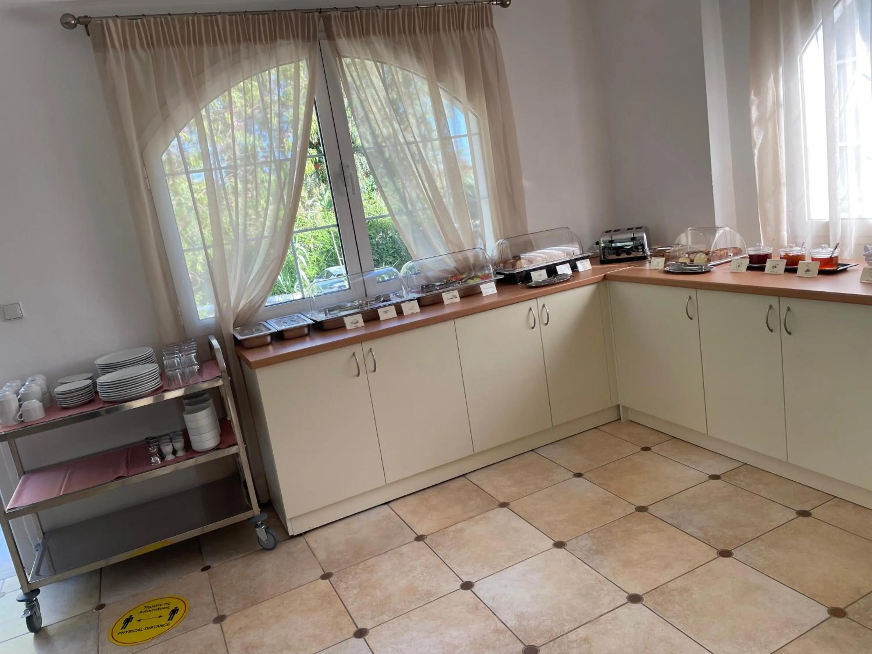 Restaurant/places to eat in Perla Beach