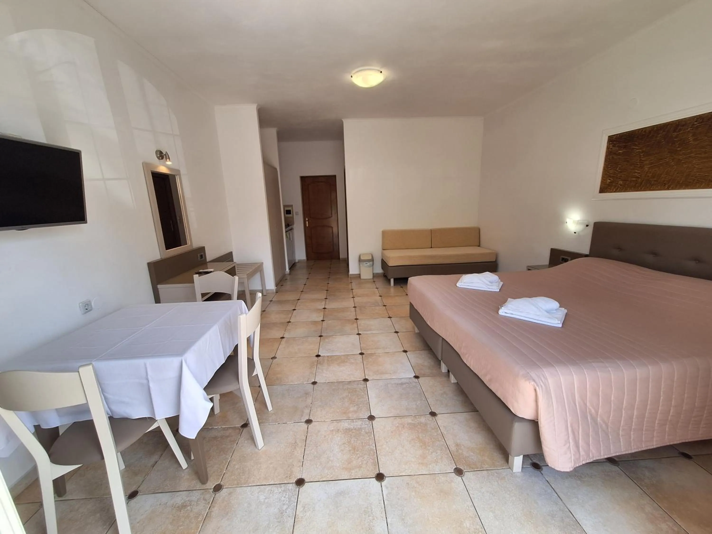 Photo of the whole room, Bed in Perla Beach