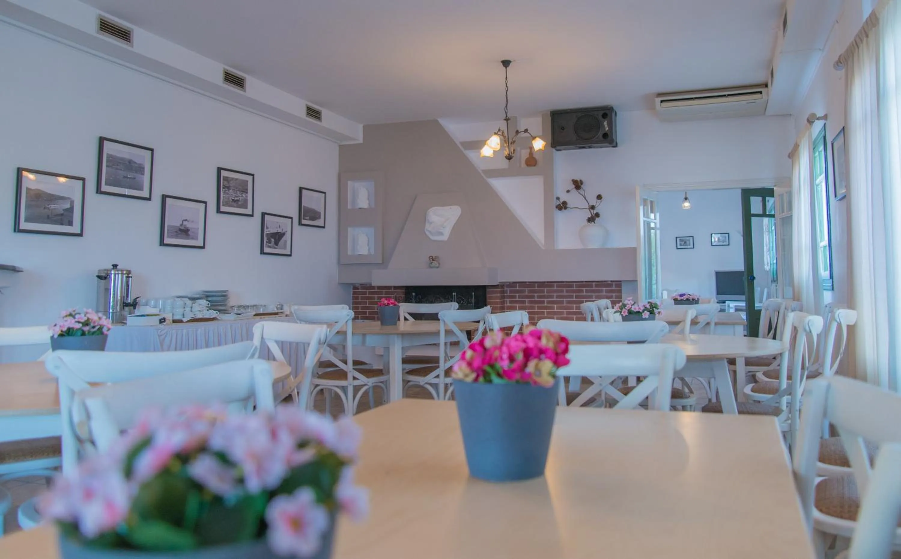 Restaurant/places to eat in Ostria Hotel & Apartments