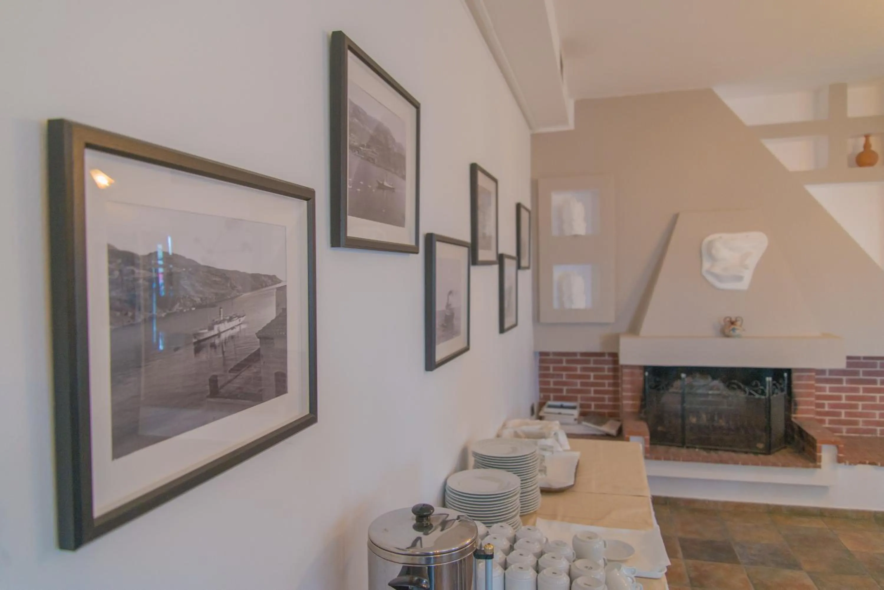 Restaurant/places to eat in Ostria Hotel & Apartments