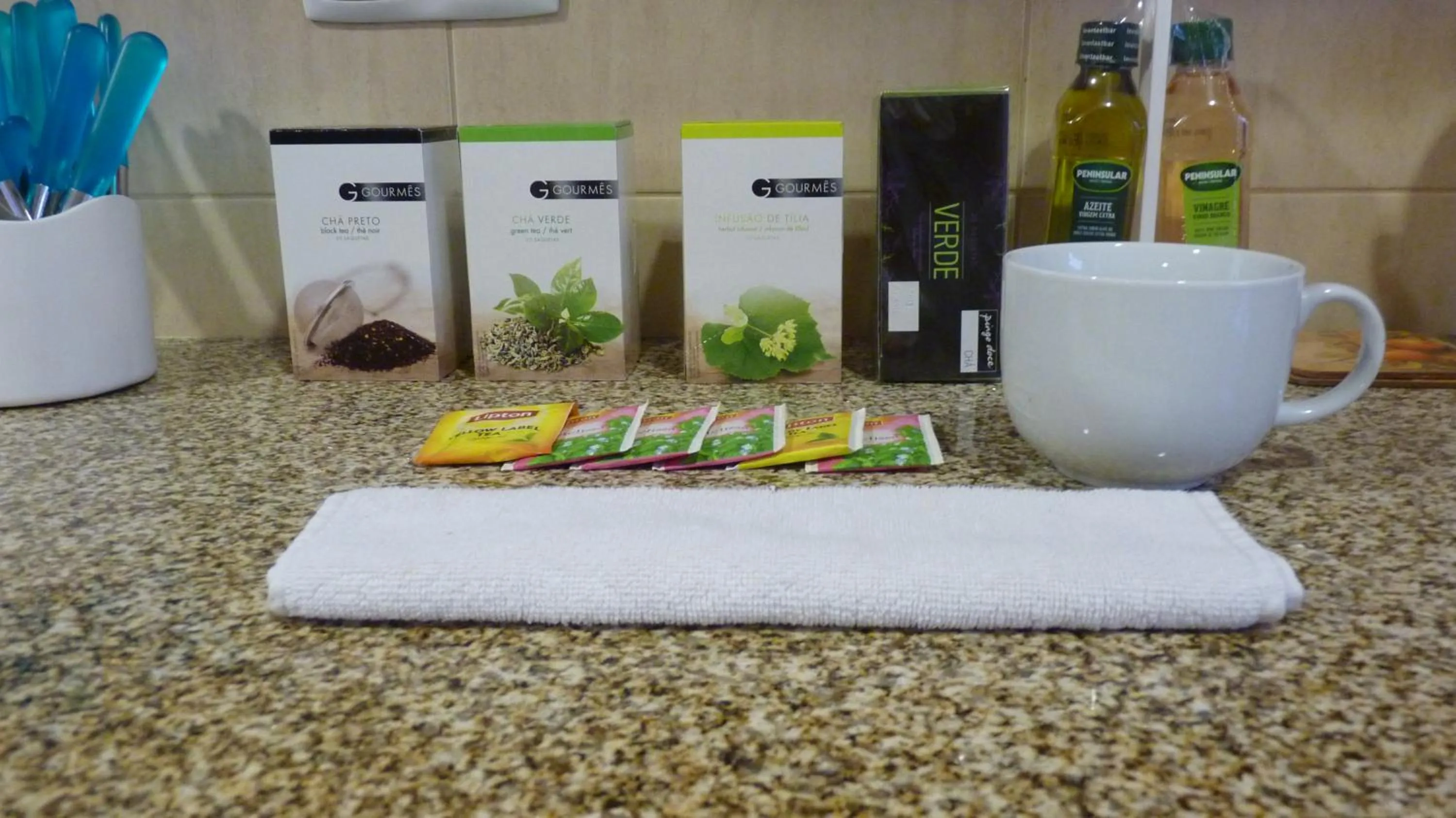 Communal kitchen in AZORES HOLIDAYS HOUSE -B&B - Suites - Self Check-in KEYBOARD