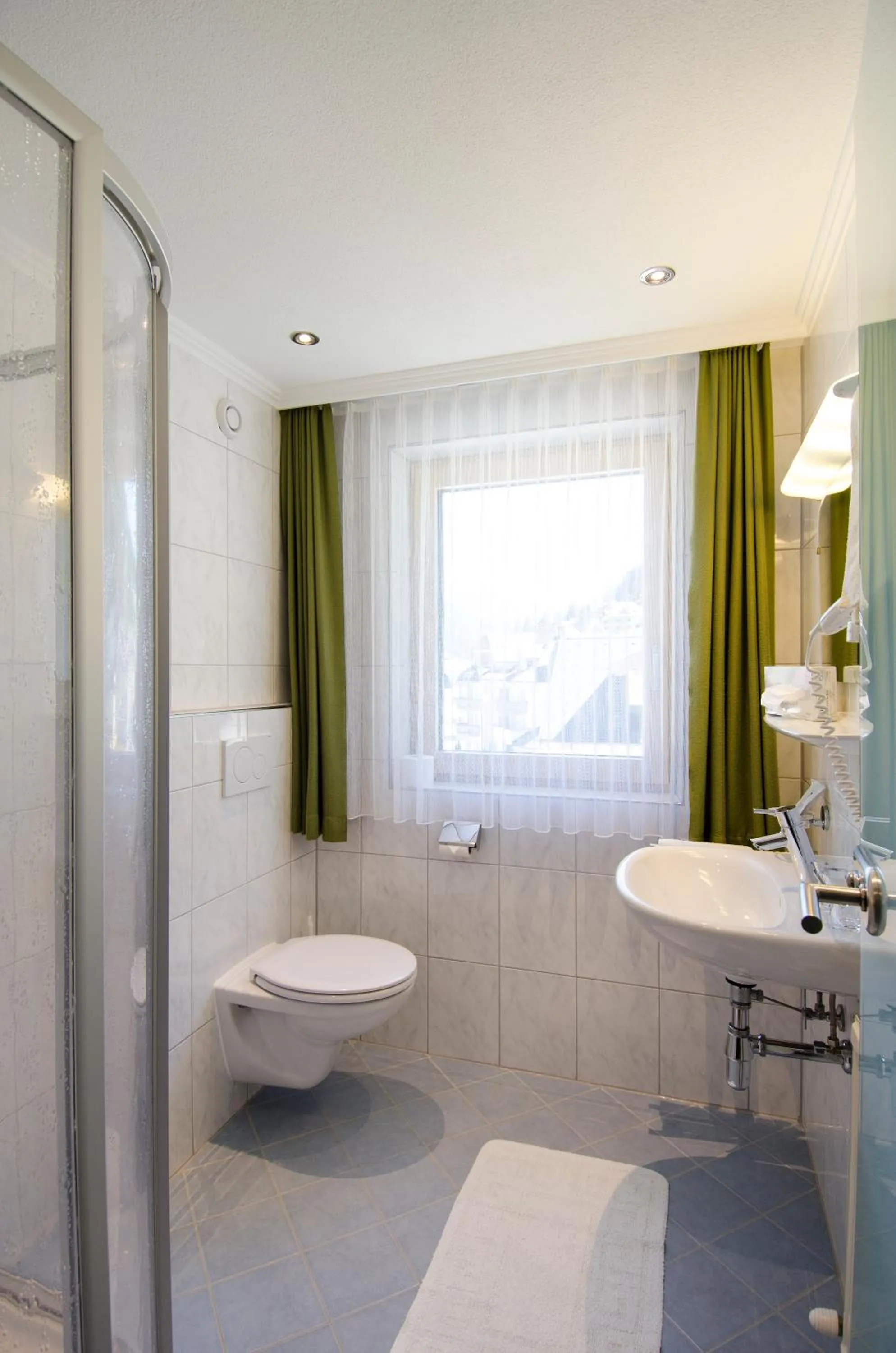 Bathroom in Hotel Garni Siegele - inklusive Silvretta-Card PREMIUM