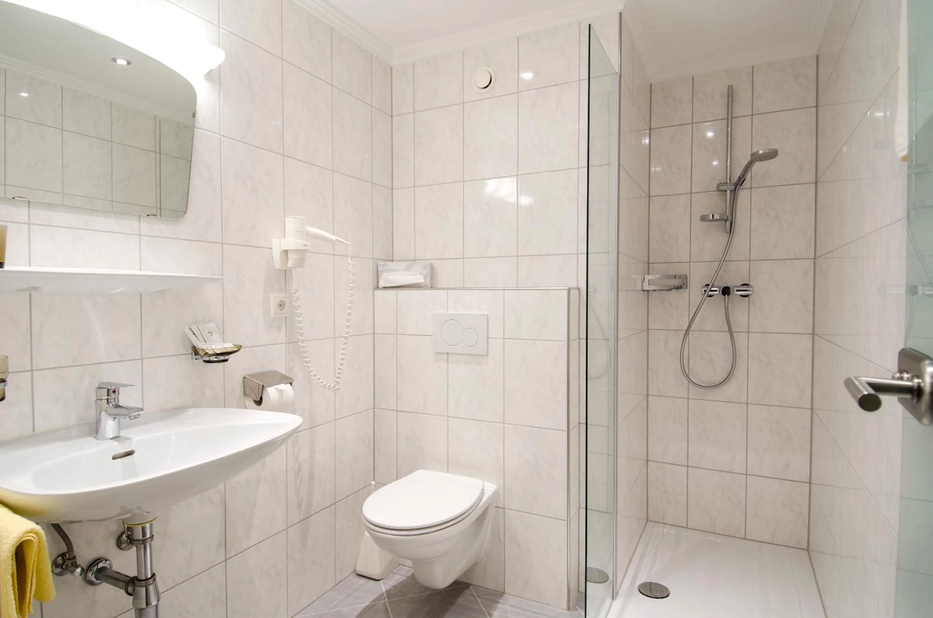 Shower in Hotel Garni Siegele - inklusive Silvretta-Card PREMIUM