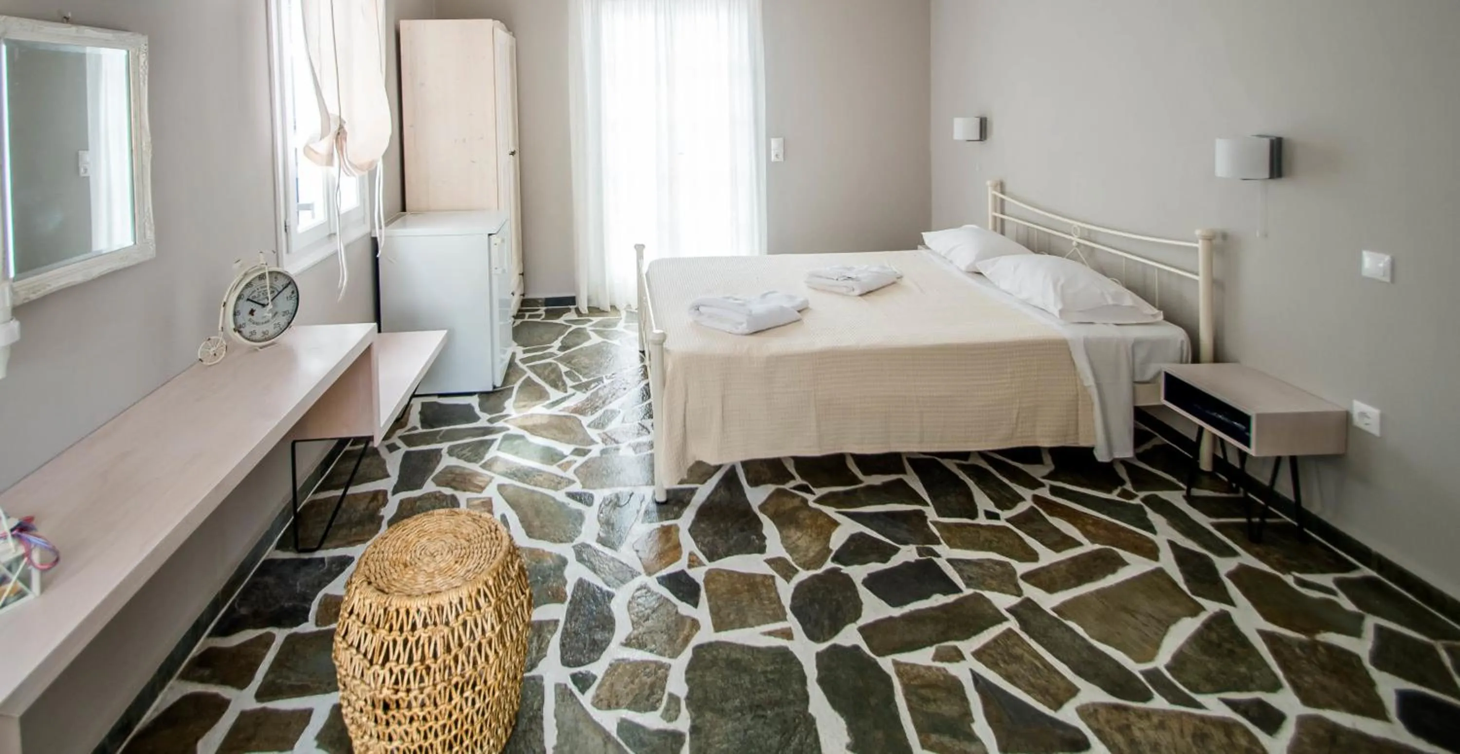 Photo of the whole room in Remvi