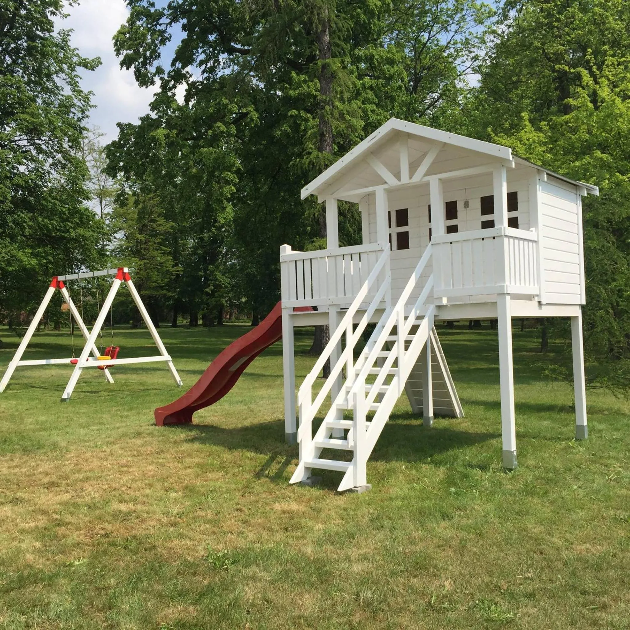 Children play ground in Pałac w Orli - pokoje, restauracja