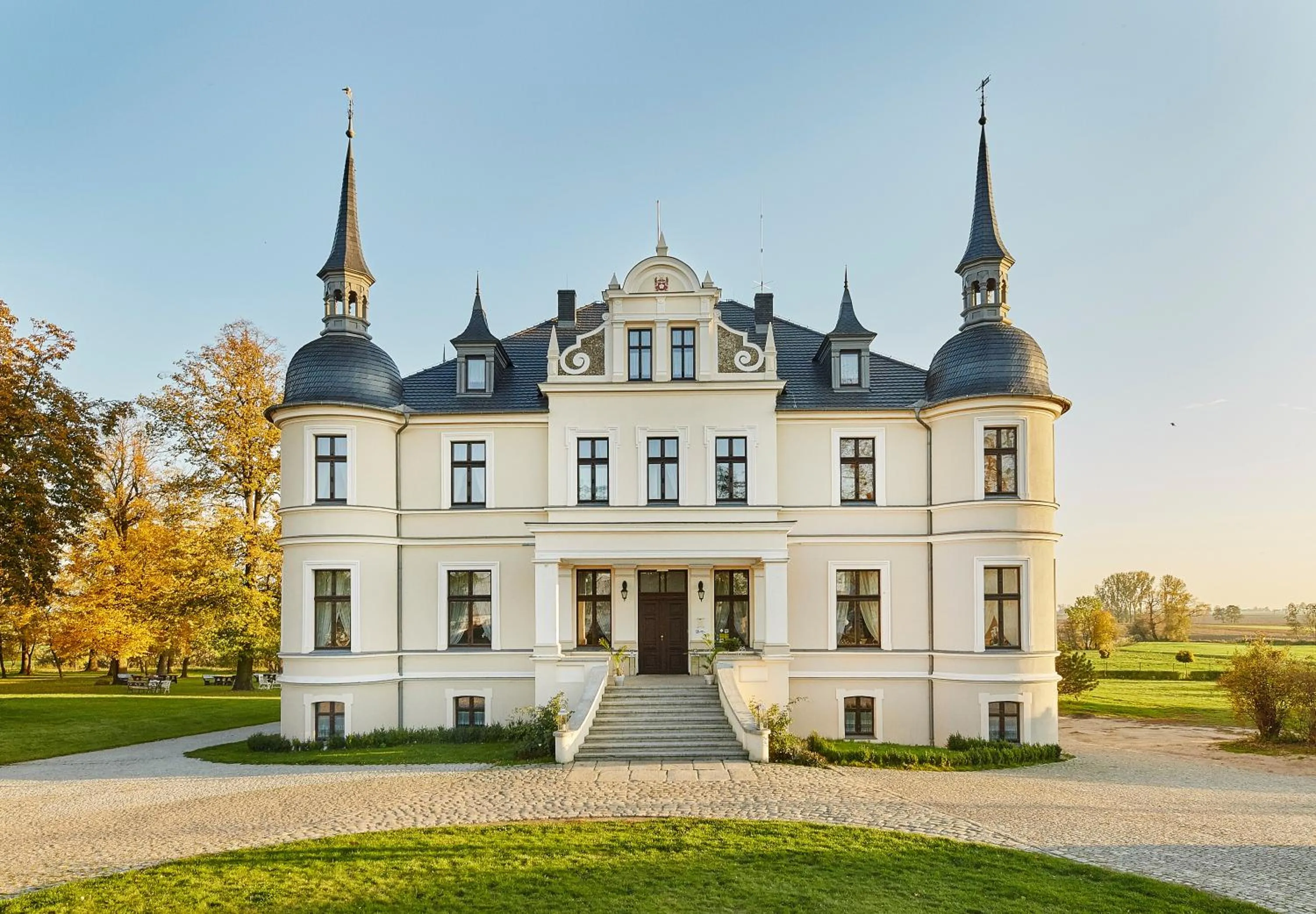 Property building in Pałac w Orli - pokoje, restauracja