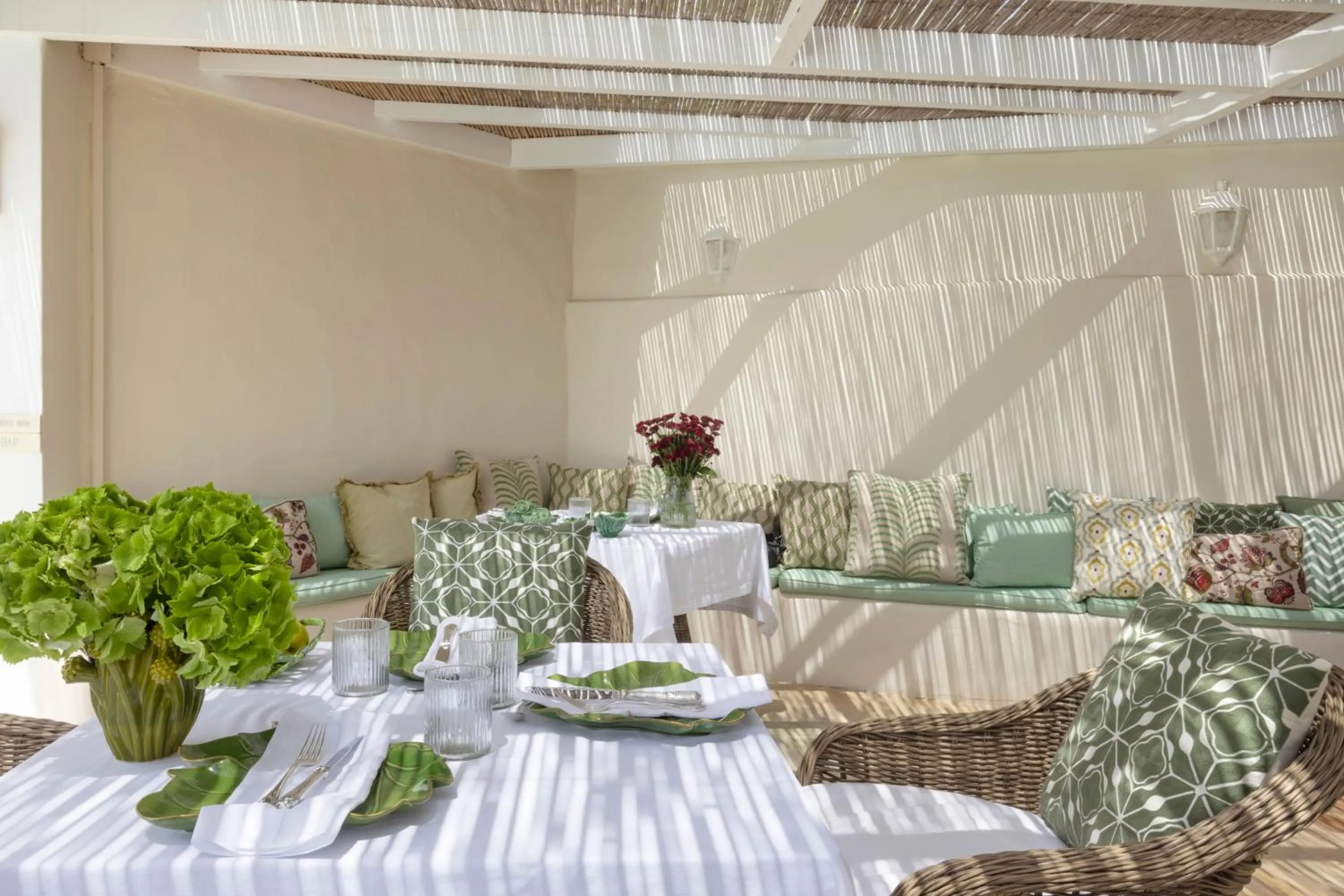 Restaurant/places to eat in Dorion Hotel