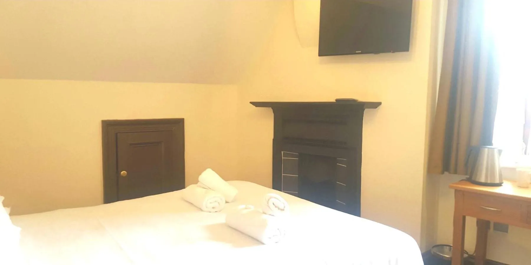 Bedroom, Bed in The Dolphin Hotel