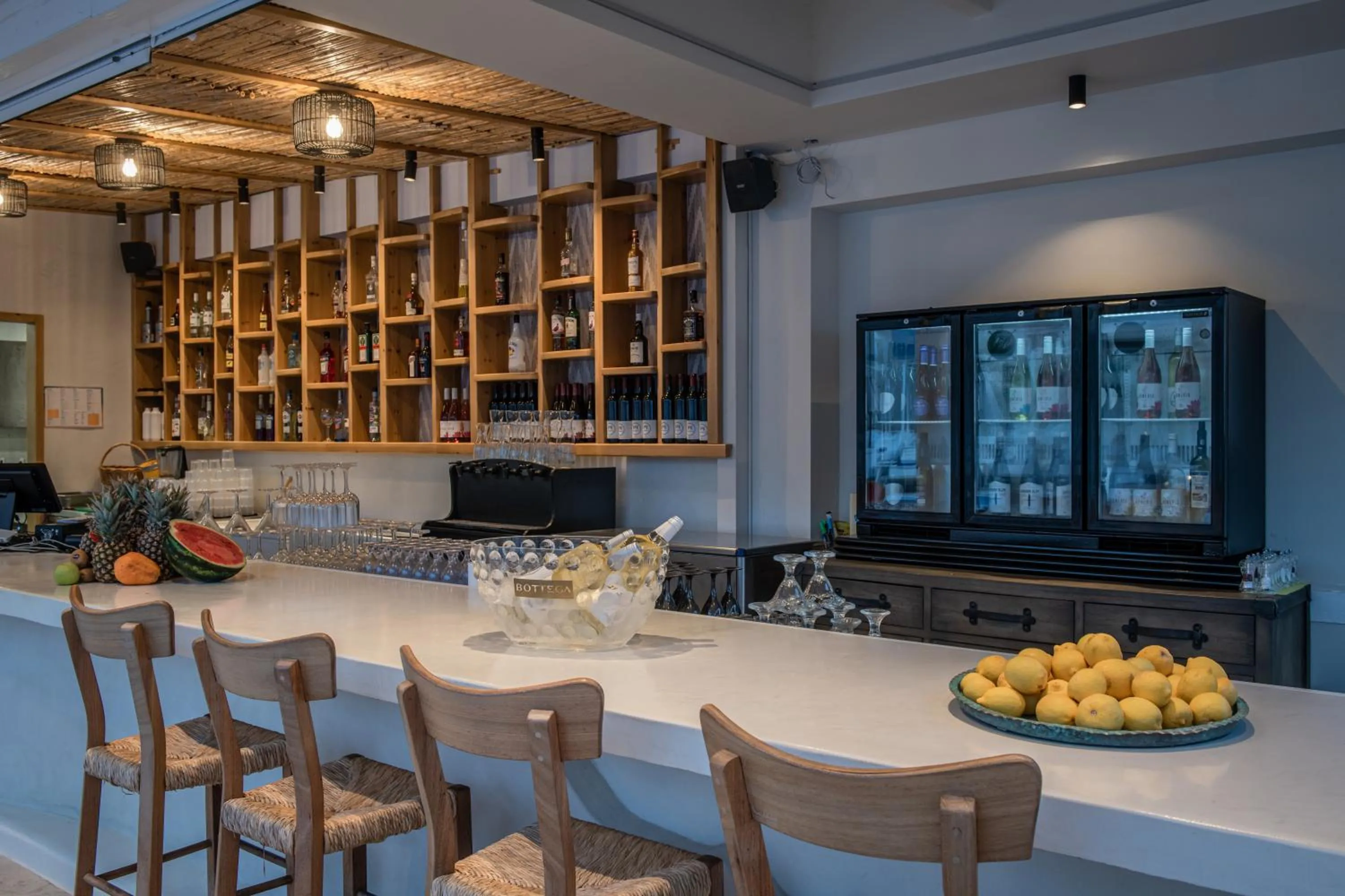 Restaurant/places to eat in Parthenis Beach, Suites by the Sea