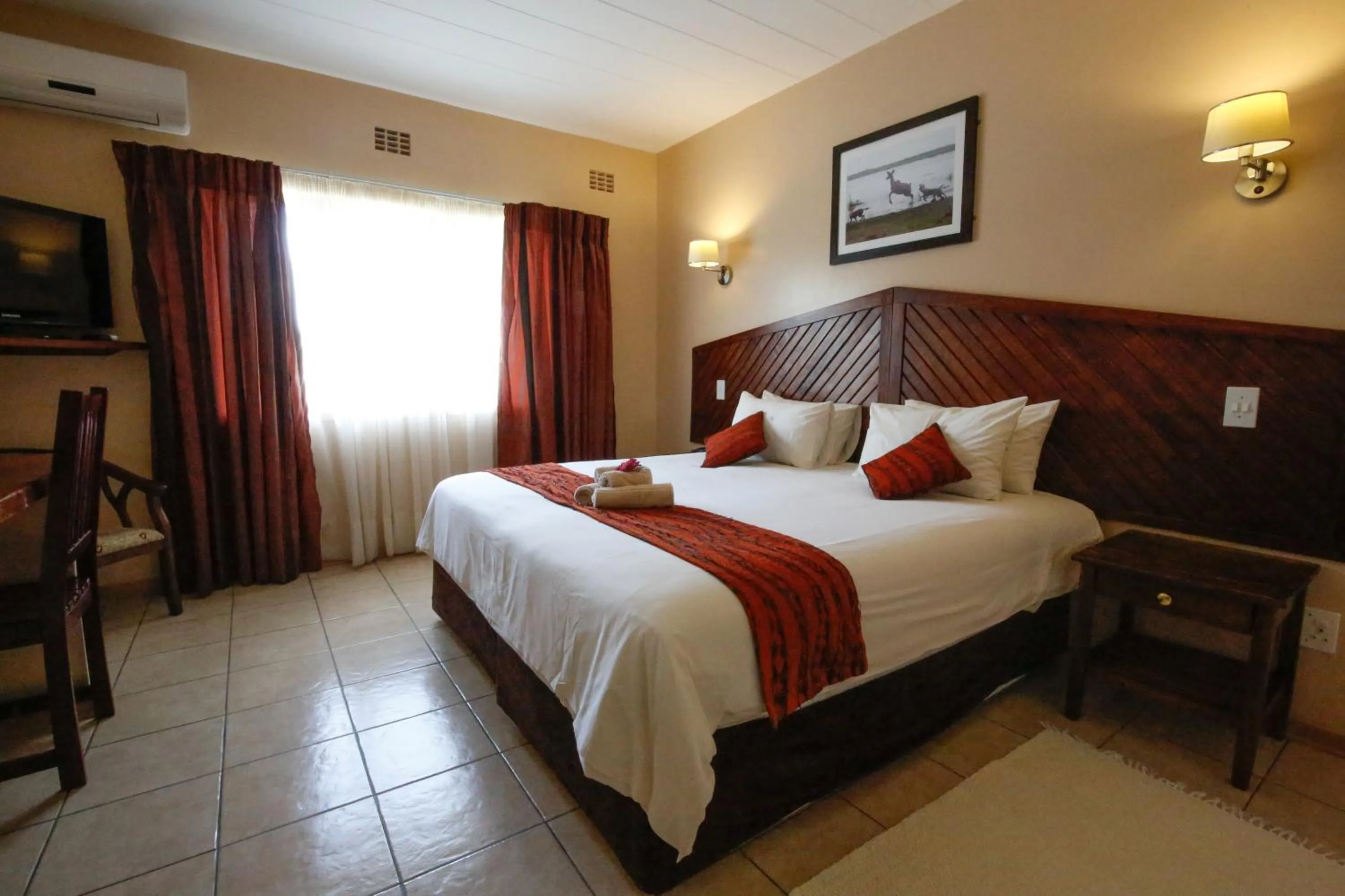 Shower, Bed in Maun Lodge