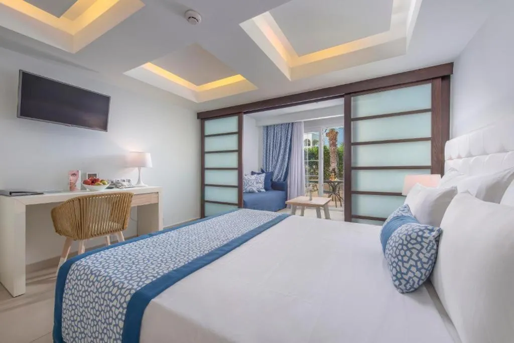 Bed in Elinotel Apolamare Hotel