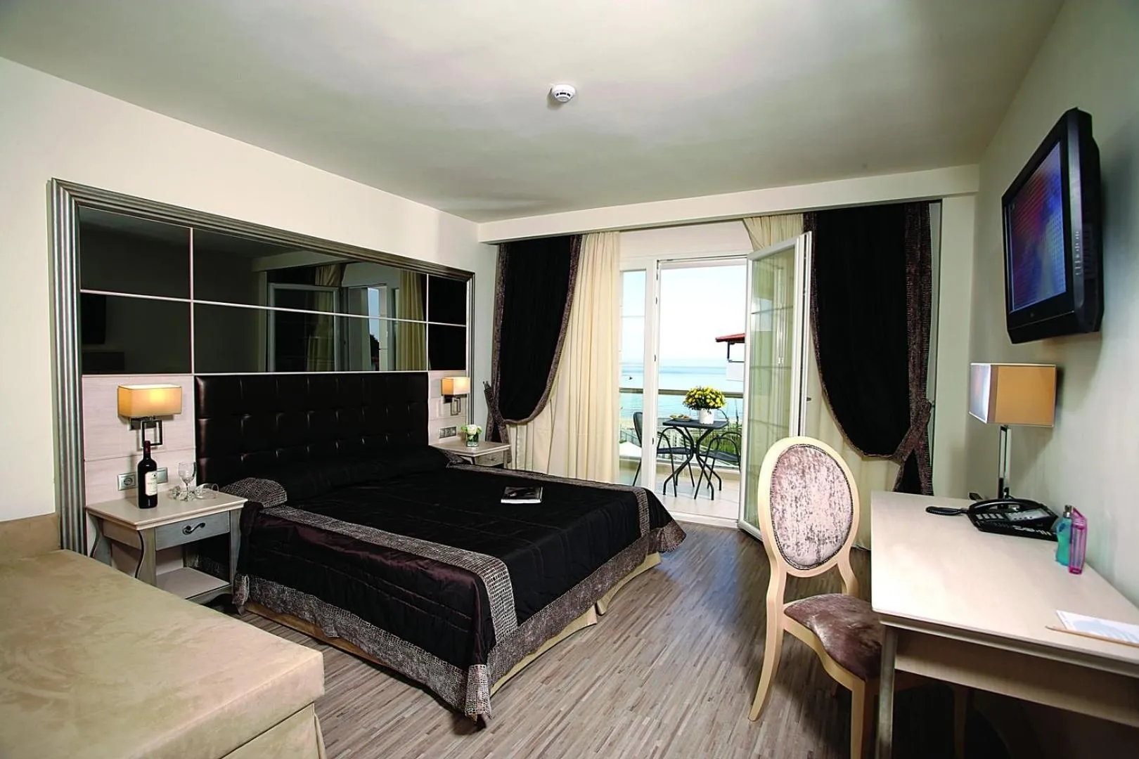 Photo of the whole room in Elinotel Apolamare Hotel