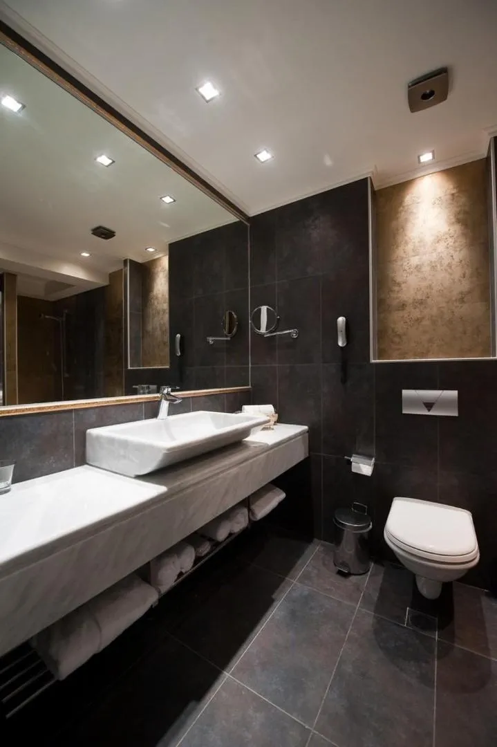 Bathroom in Elinotel Apolamare Hotel