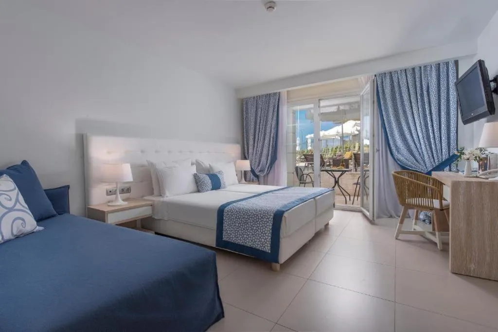 Photo of the whole room, Bed in Elinotel Apolamare Hotel