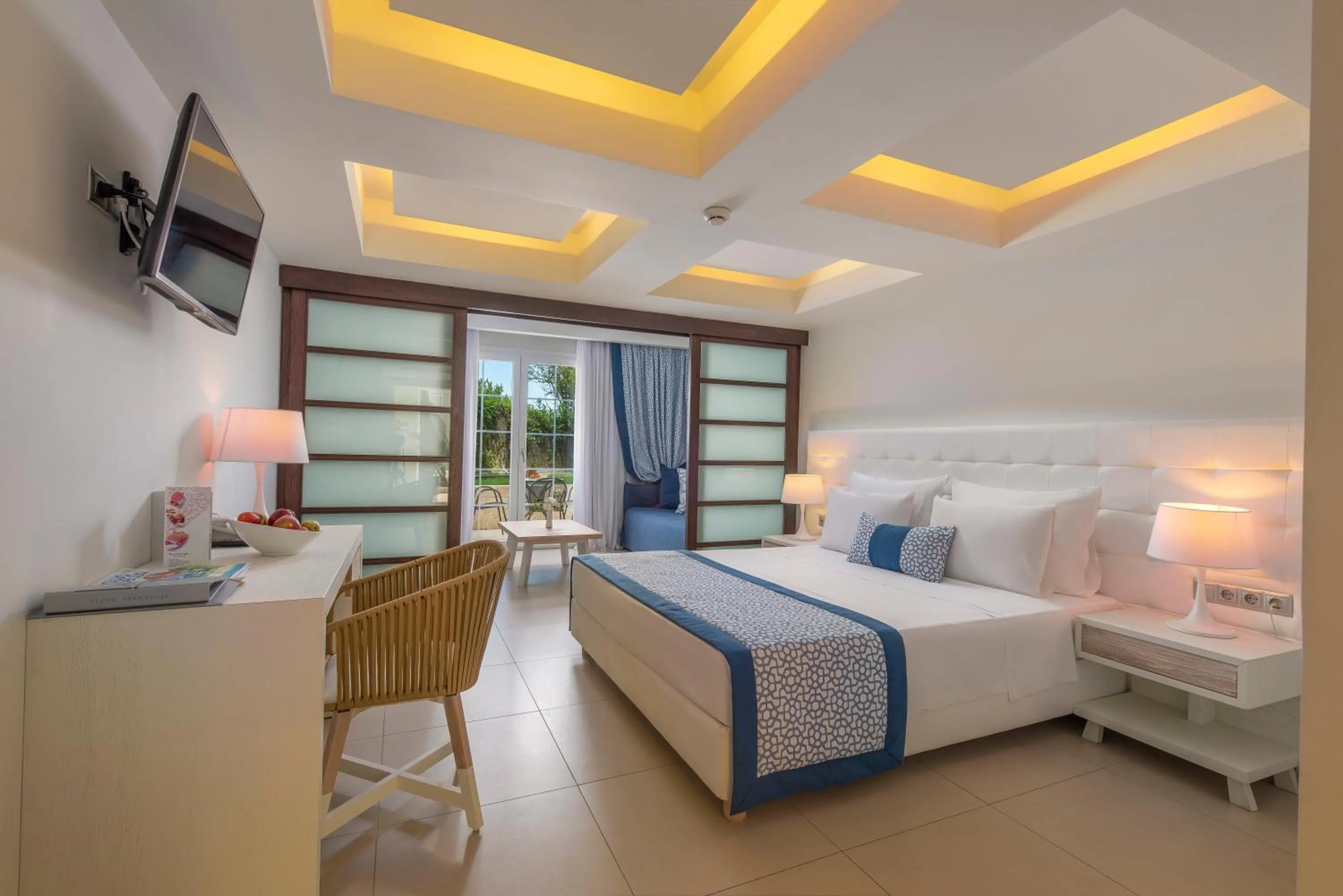 Photo of the whole room, Bed in Elinotel Apolamare Hotel