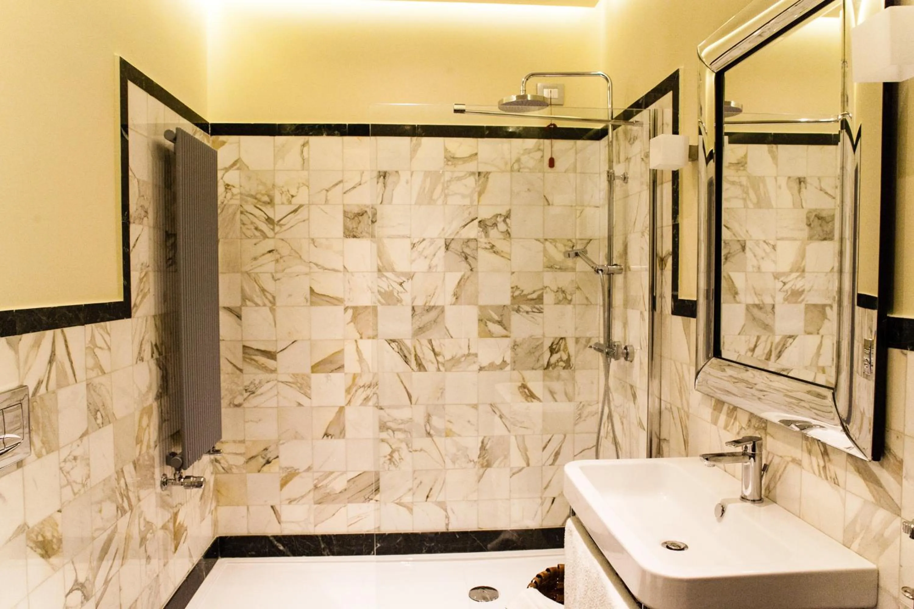 Shower in Palazzo del Senatore