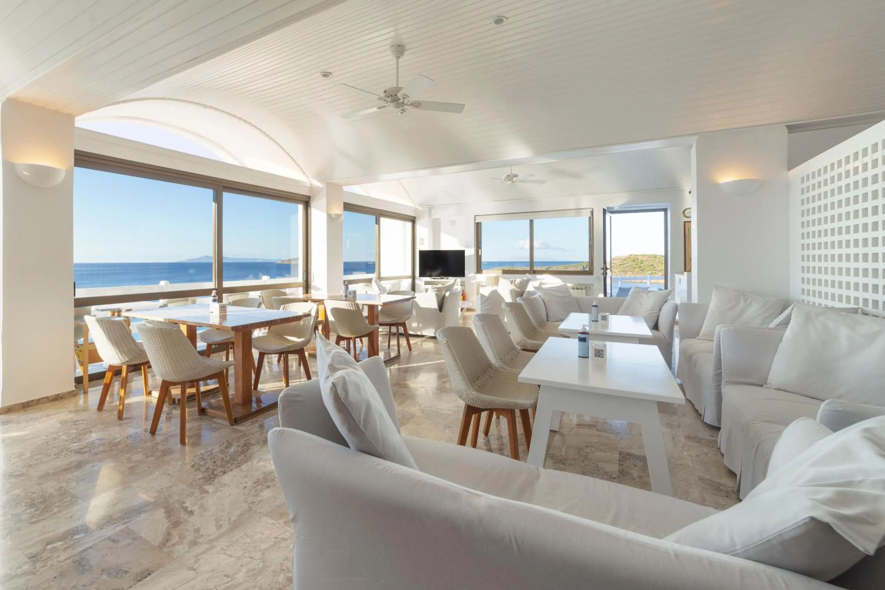 Communal lounge/ TV room in Hotel Perrakis