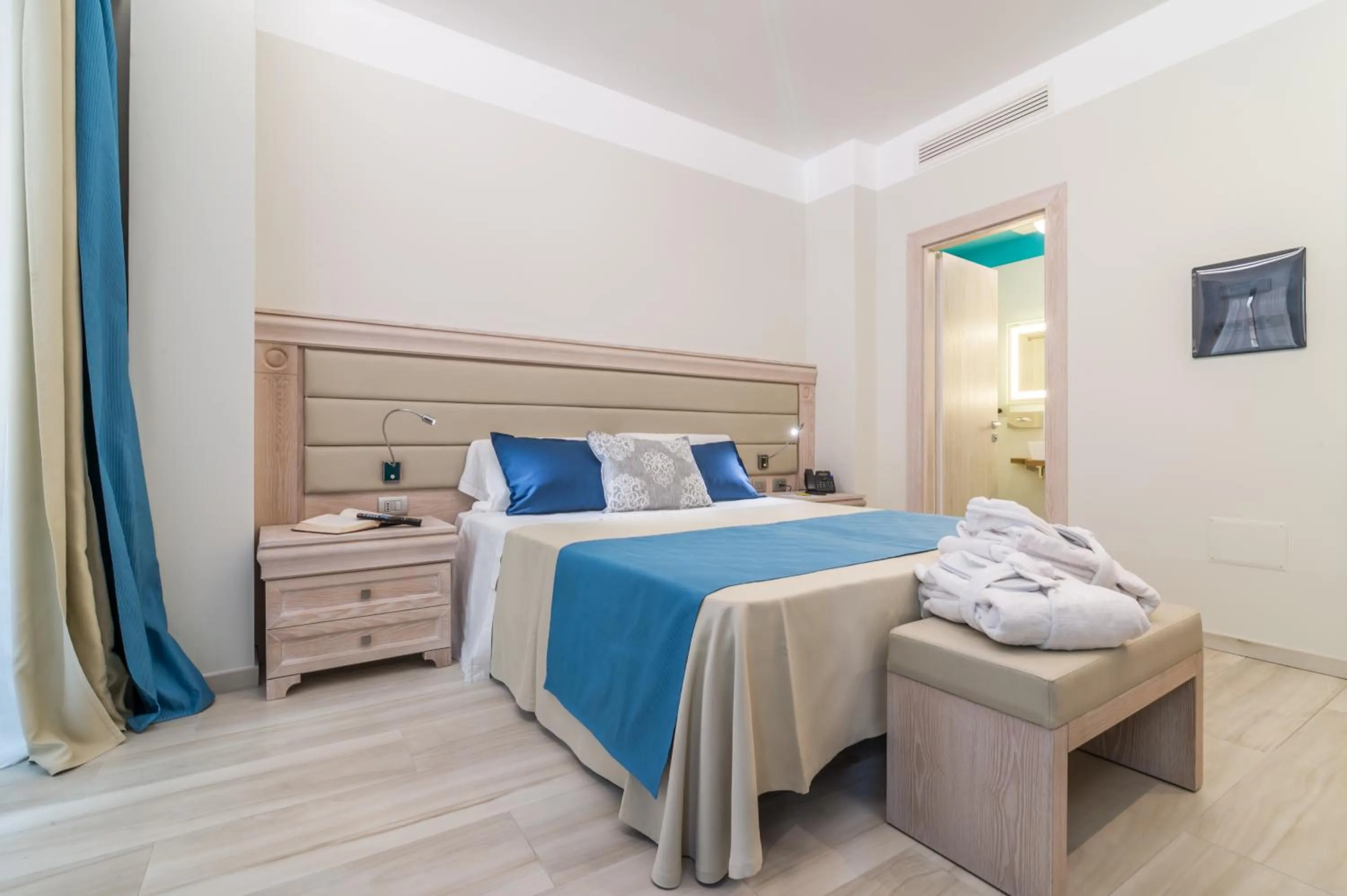 Photo of the whole room, Bed in L'Ambasciata Hotel de Charme