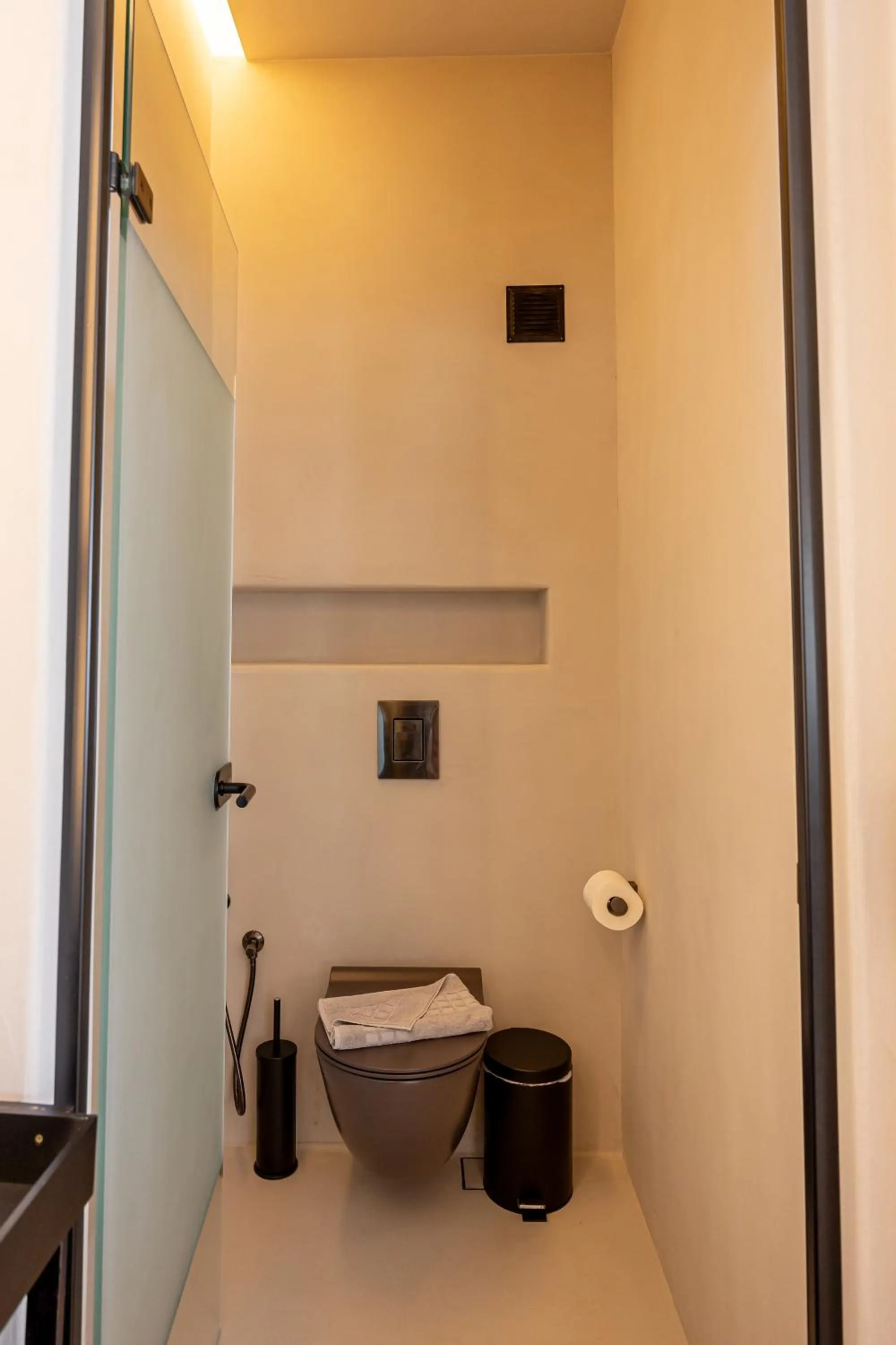 Toilet in Caldera's Memories