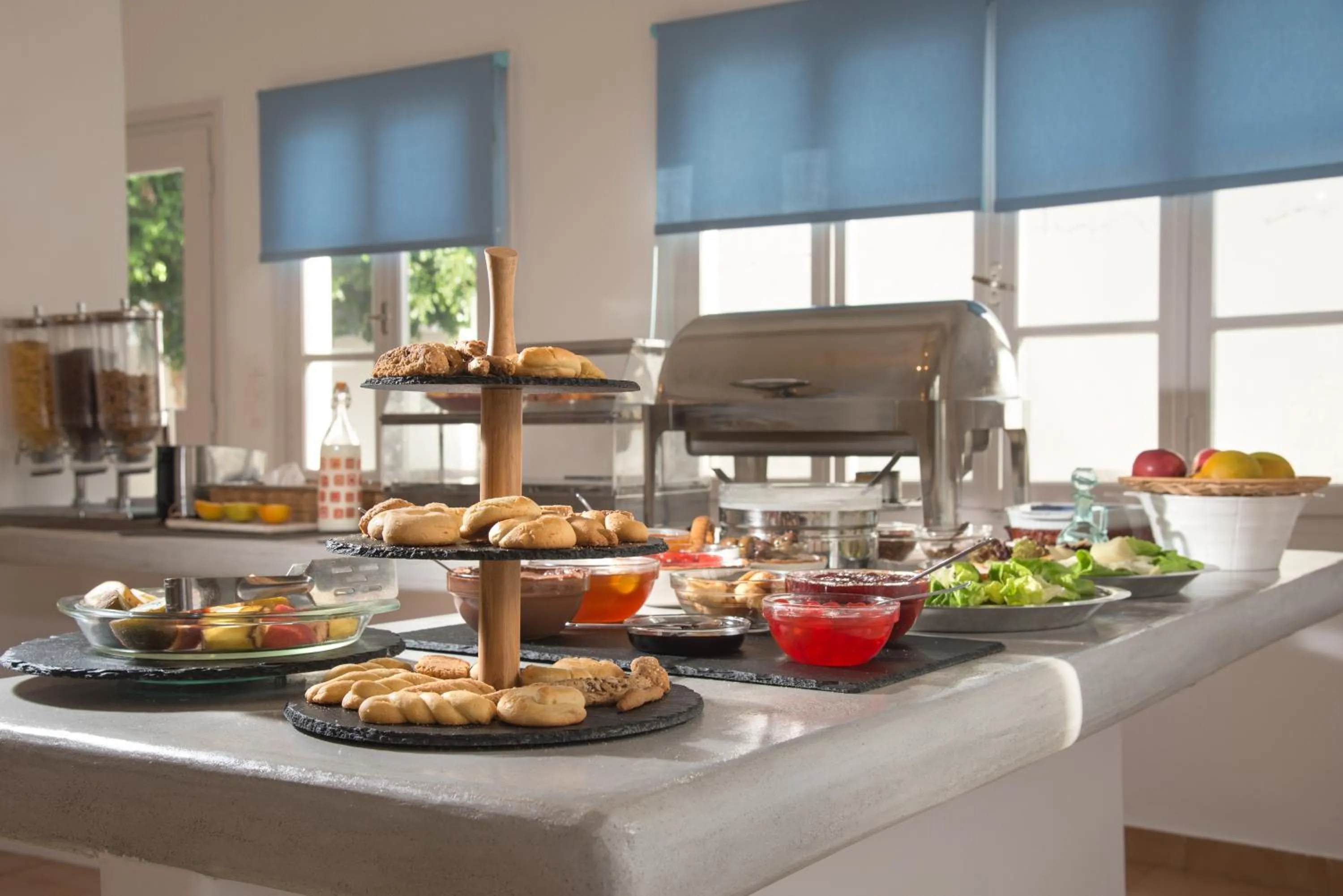 Restaurant/places to eat in Milos Hotel