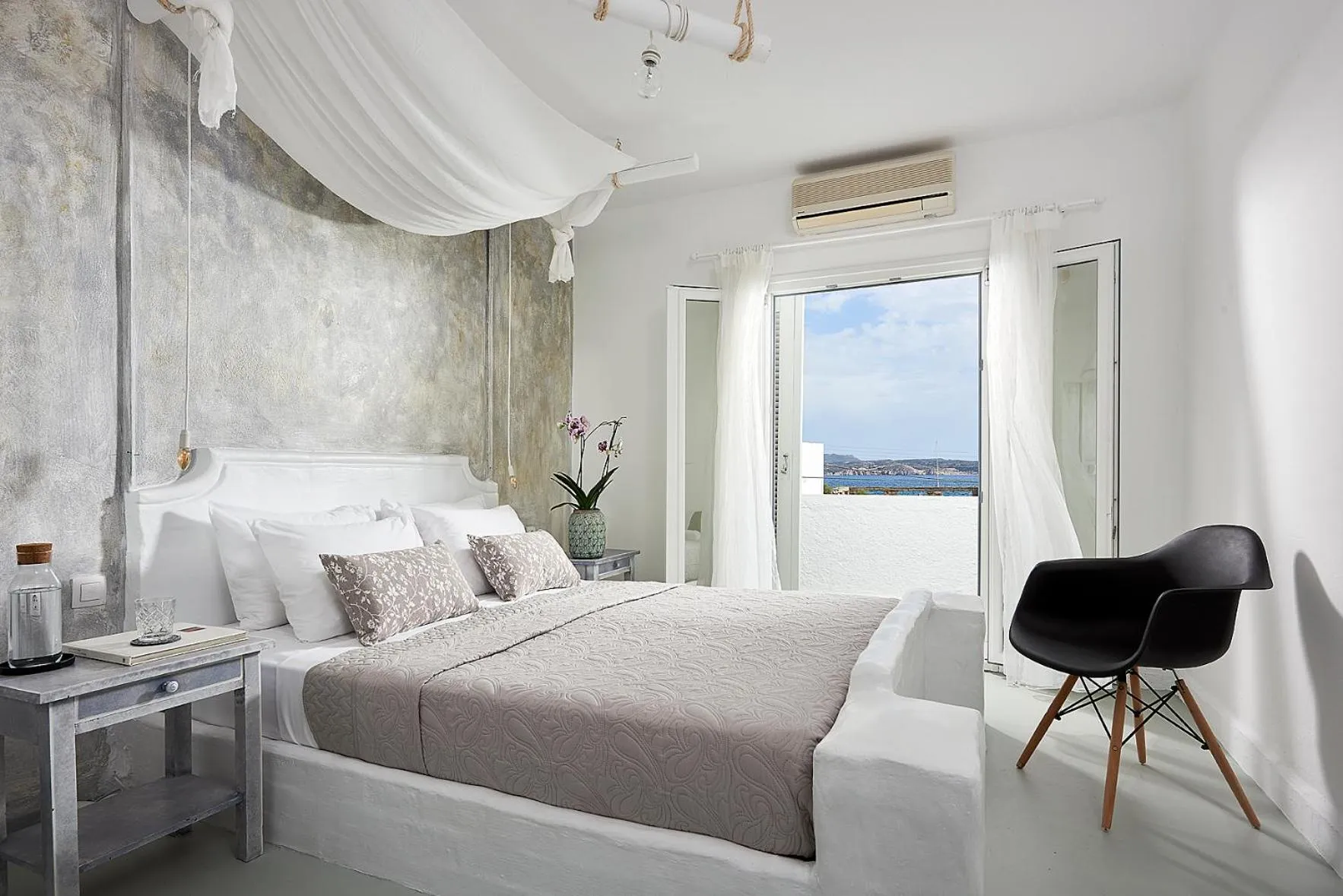 Photo of the whole room, Bed in Milos Hotel