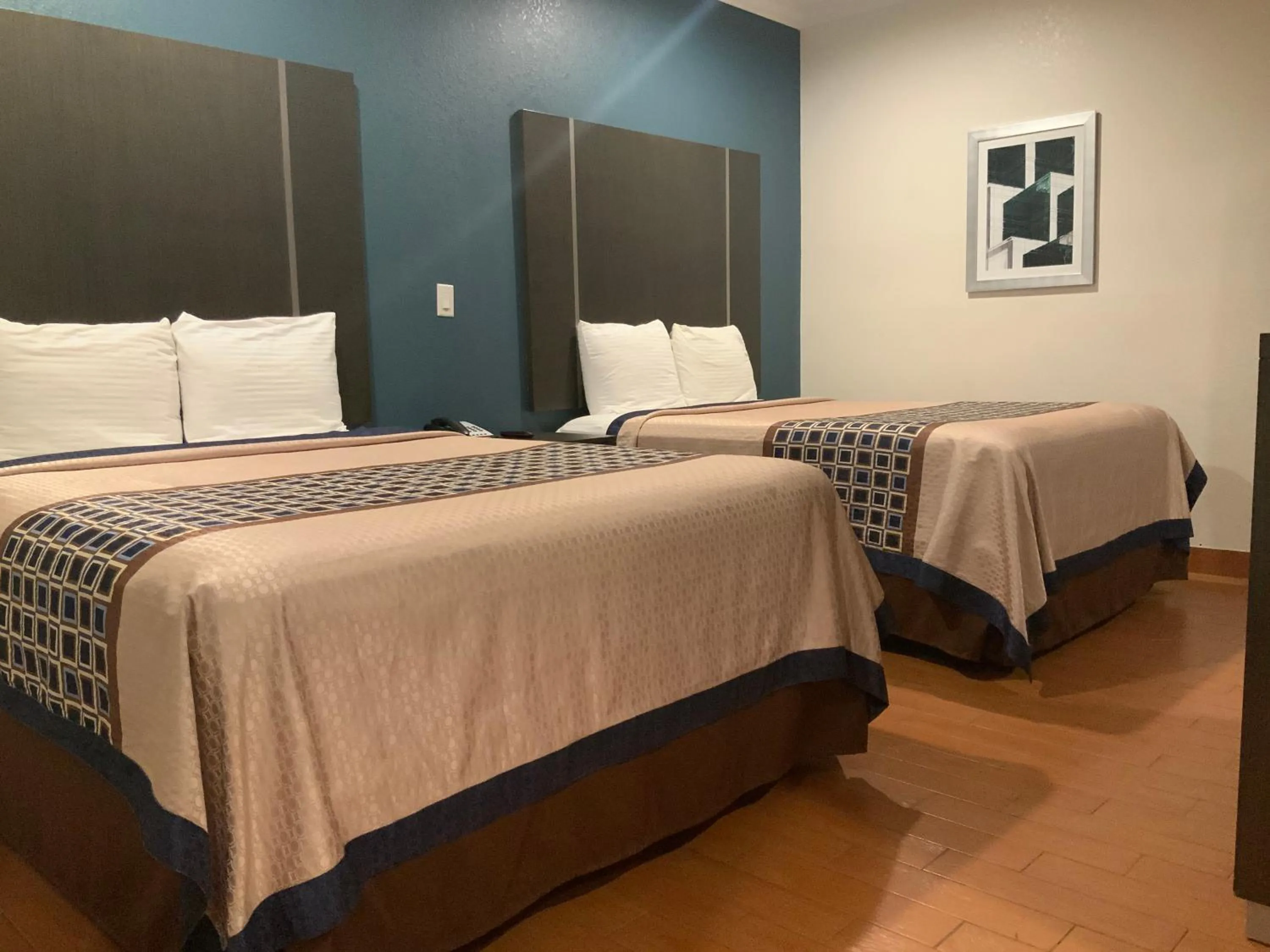 Bed in Regency Inn & Suites- NW Houston