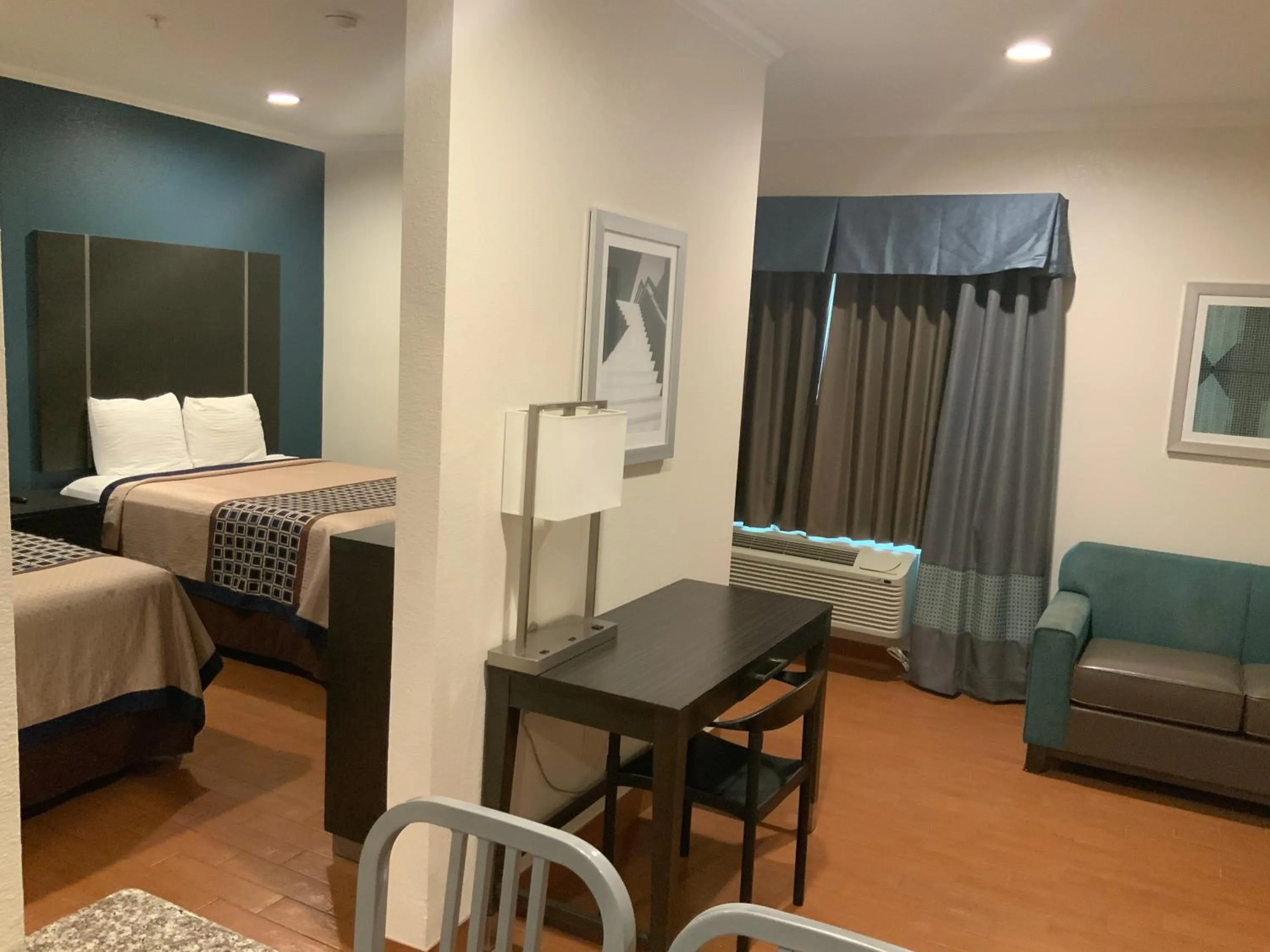 Bed in Regency Inn & Suites- NW Houston