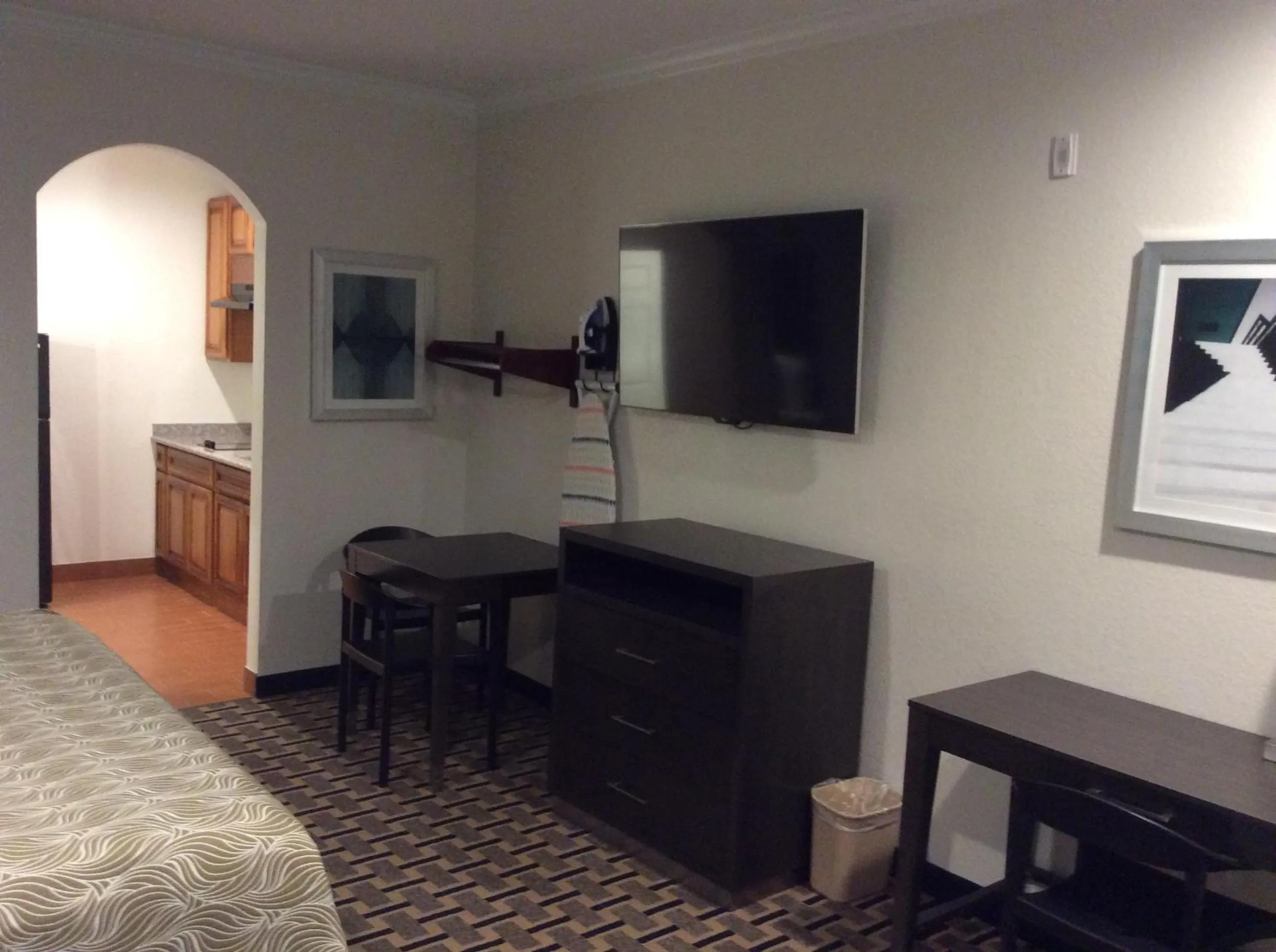 TV and multimedia, Bed in Regency Inn & Suites- NW Houston