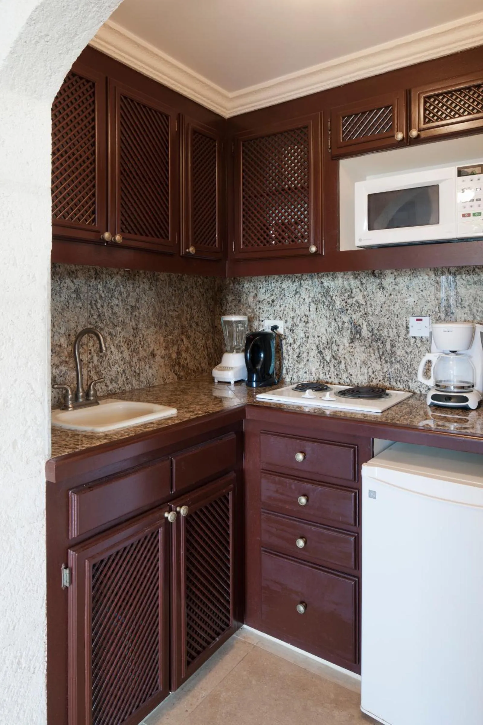 Kitchen or kitchenette in The Crane Resort