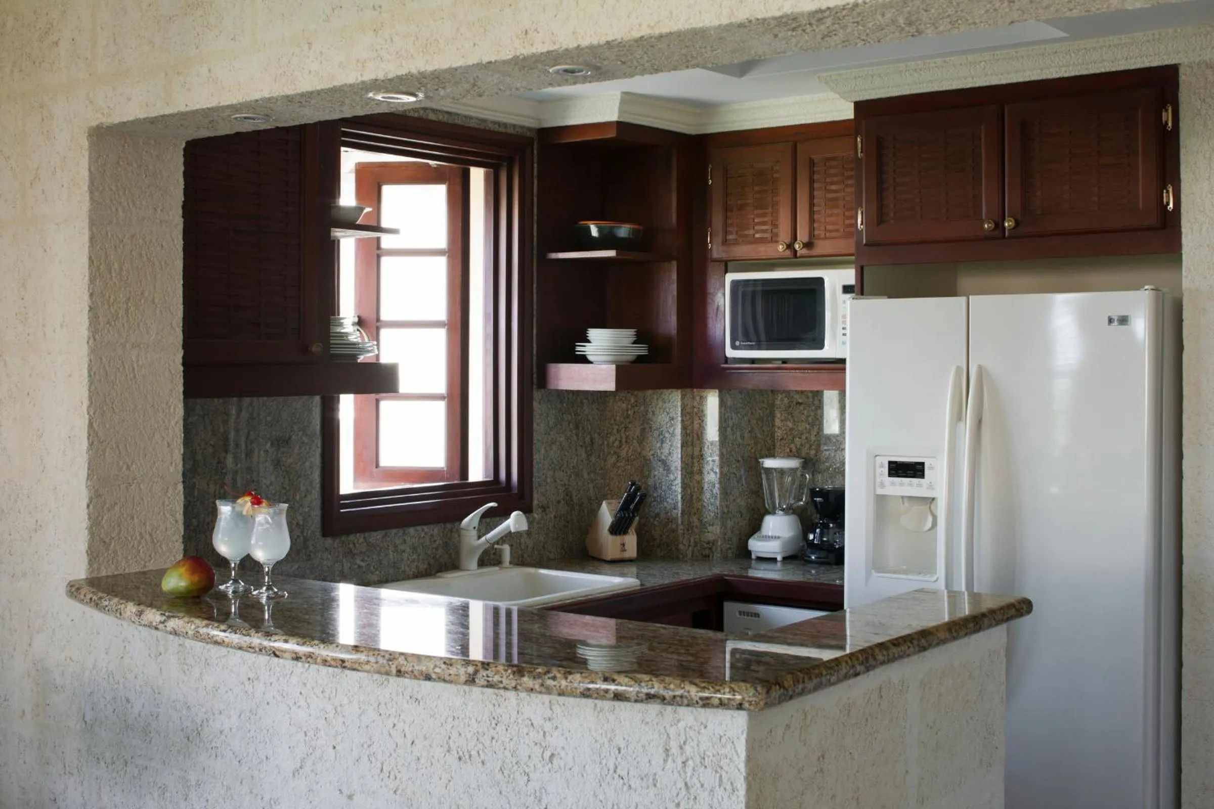 Kitchen or kitchenette in The Crane Resort