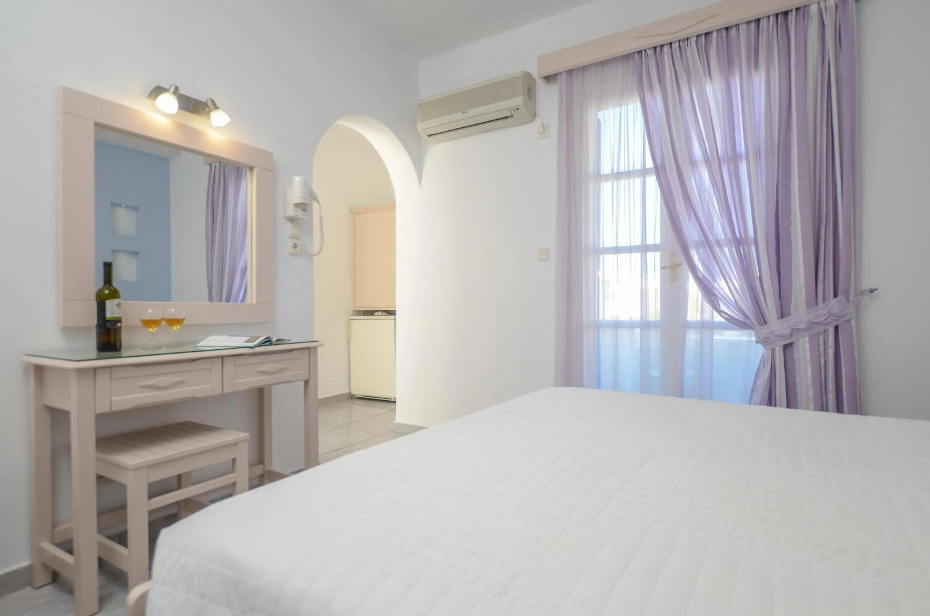 Photo of the whole room, Bed in Ilion Hotel