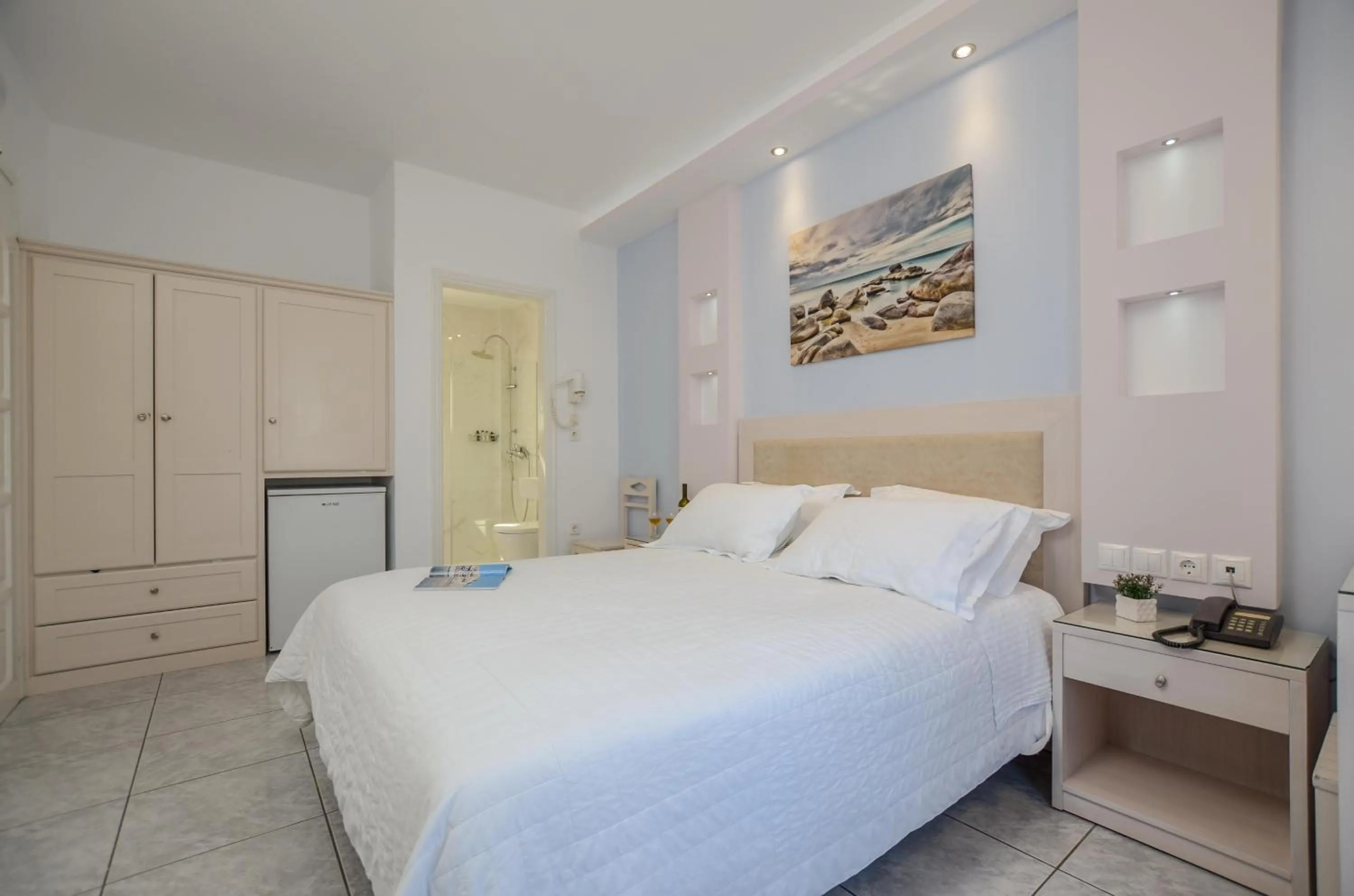 Photo of the whole room, Bed in Ilion Hotel