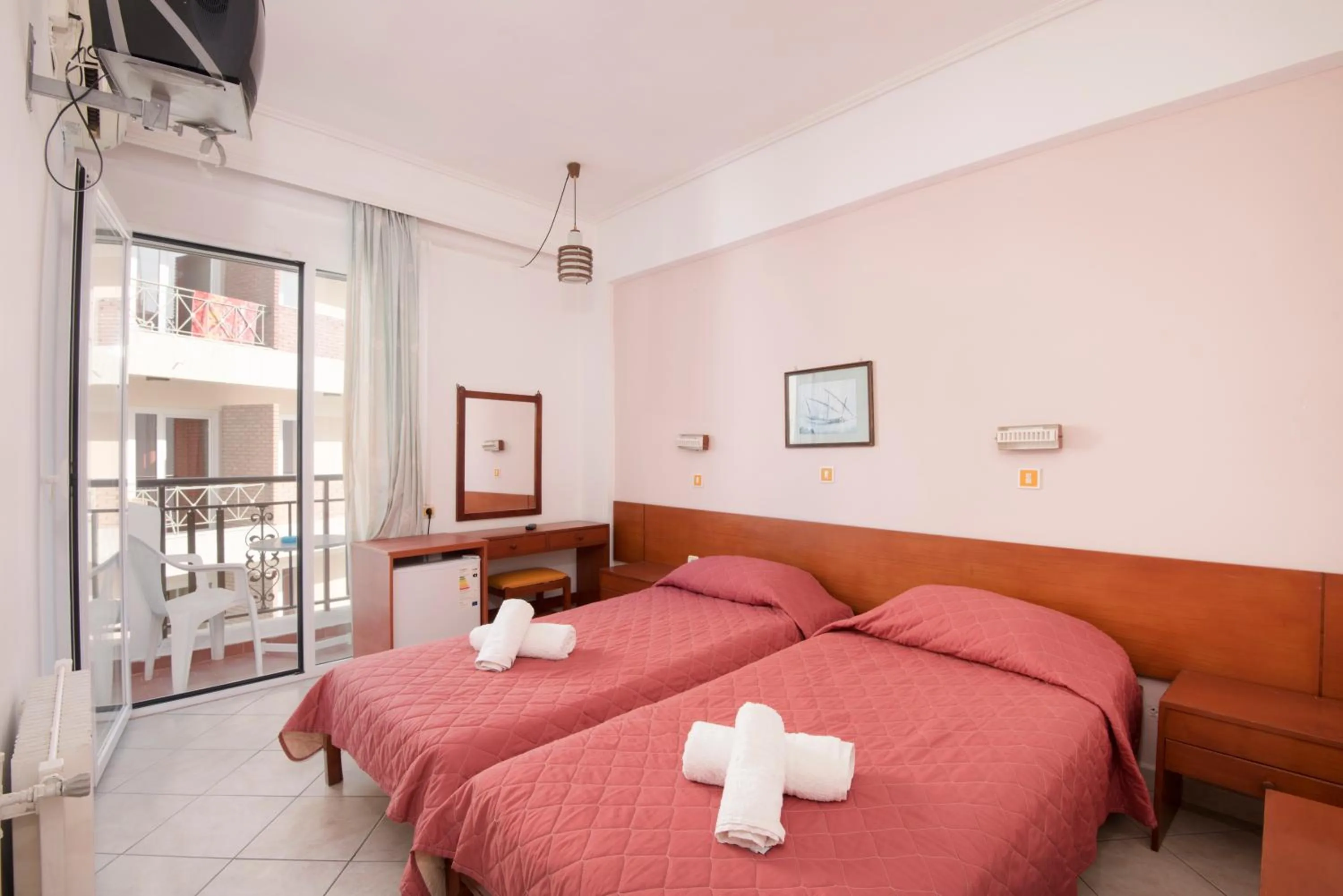 Bedroom, Bed in Captain's Hotel