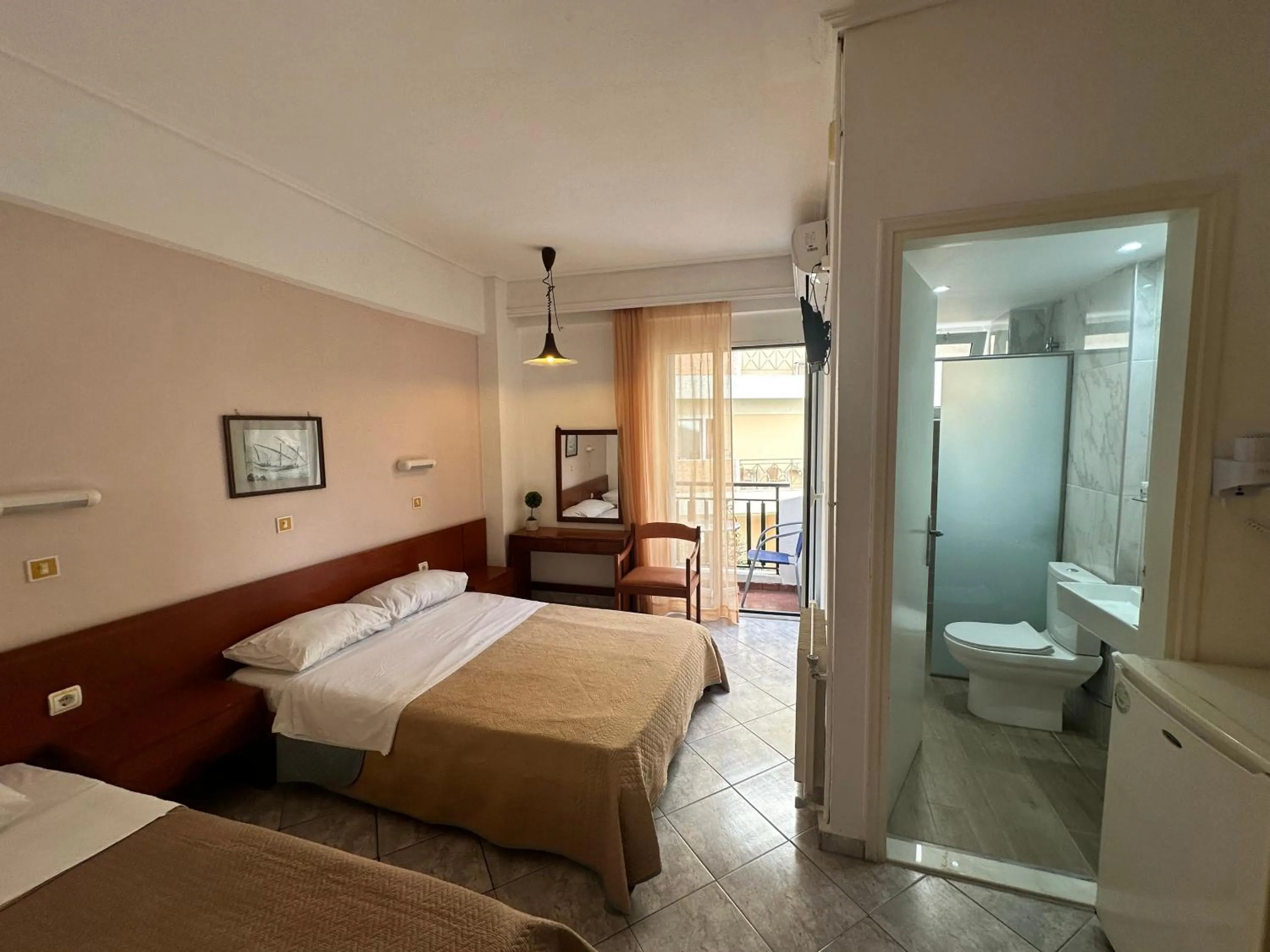 Bedroom, Bed in Captain's Hotel