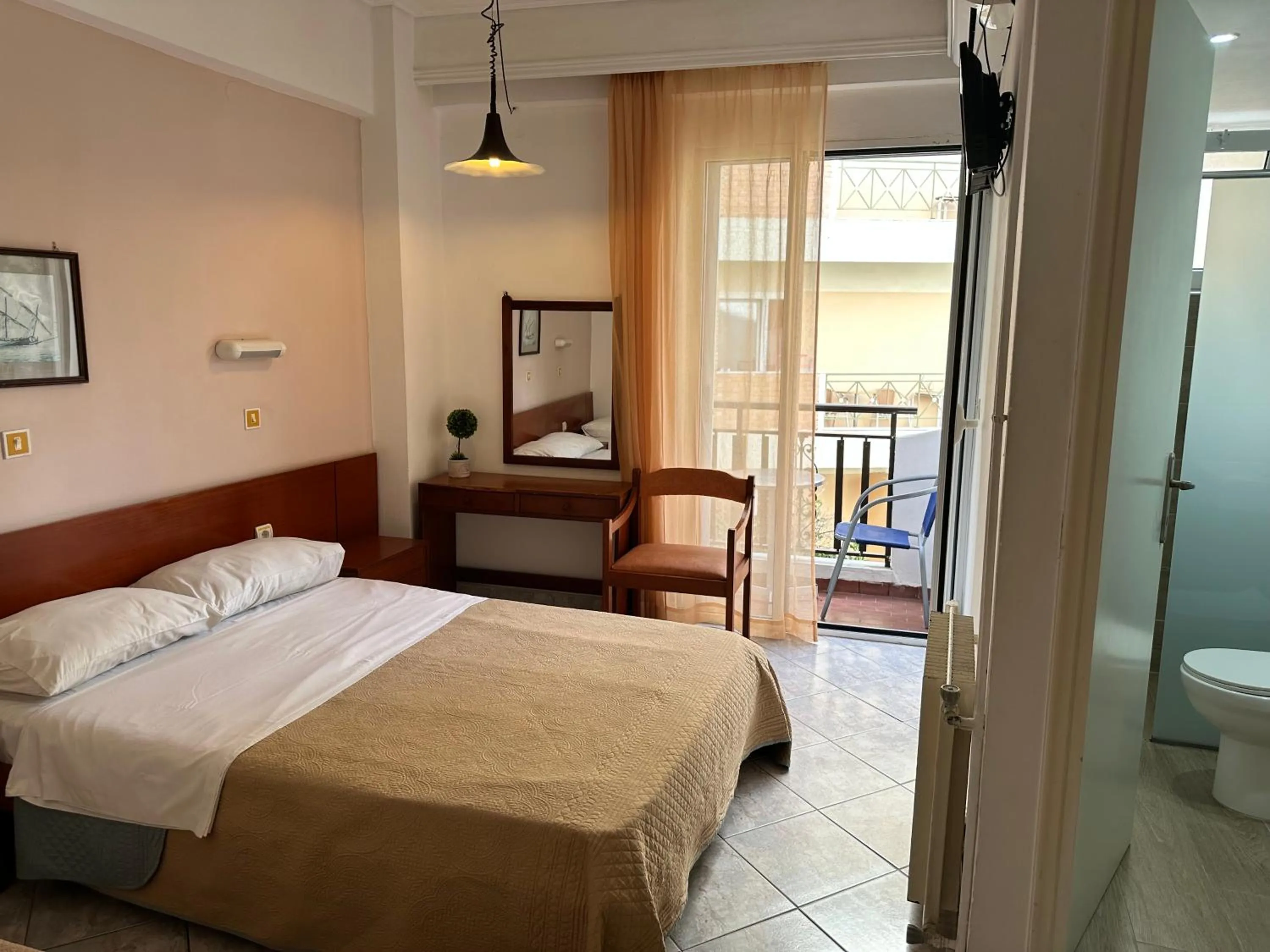 Bedroom, Bed in Captain's Hotel