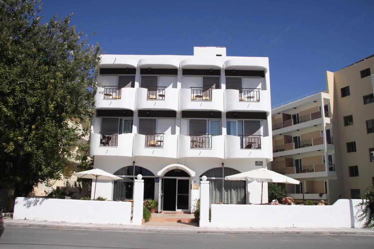 Facade/entrance in Captain's Hotel