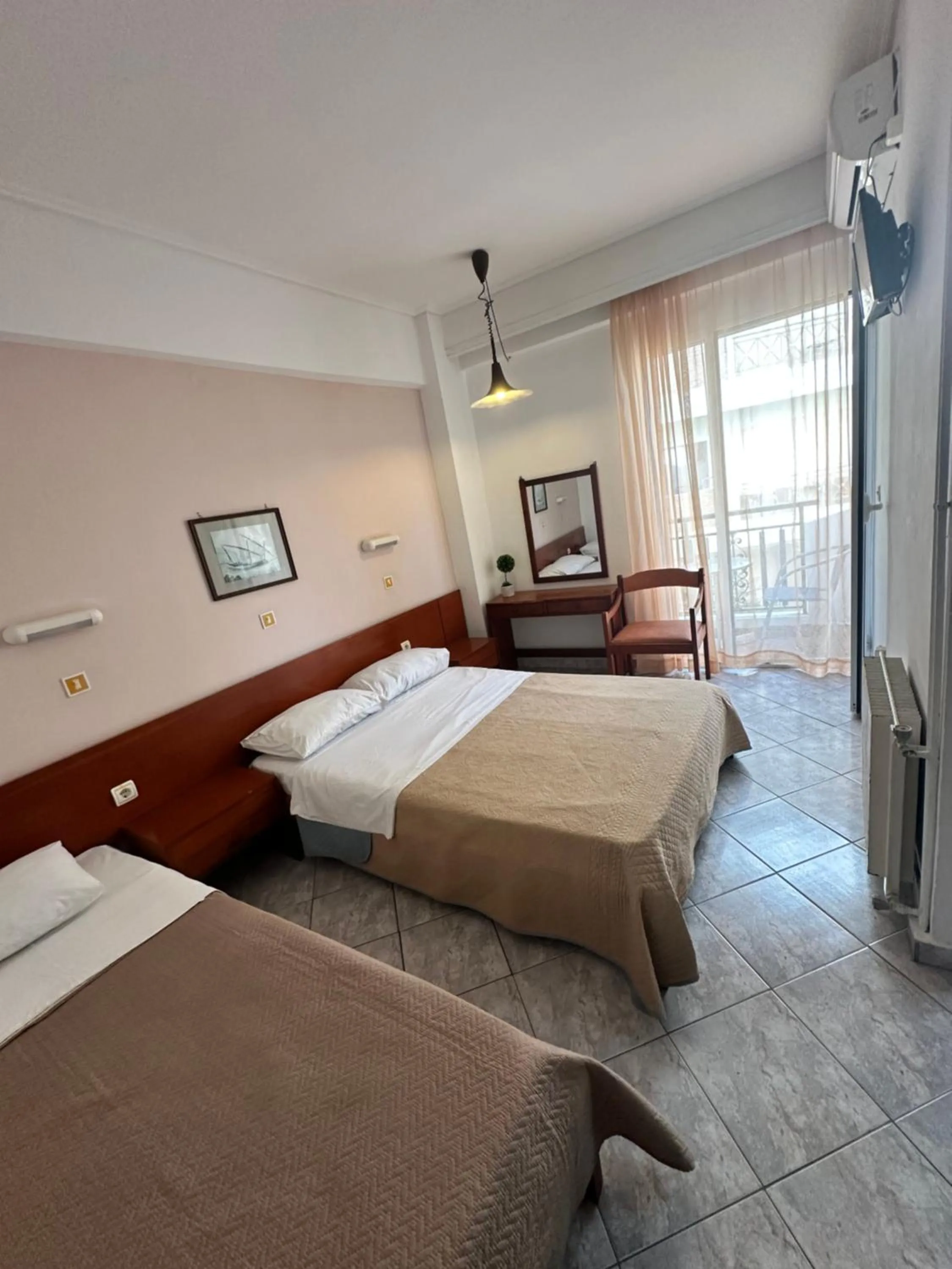 Bedroom, Bed in Captain's Hotel