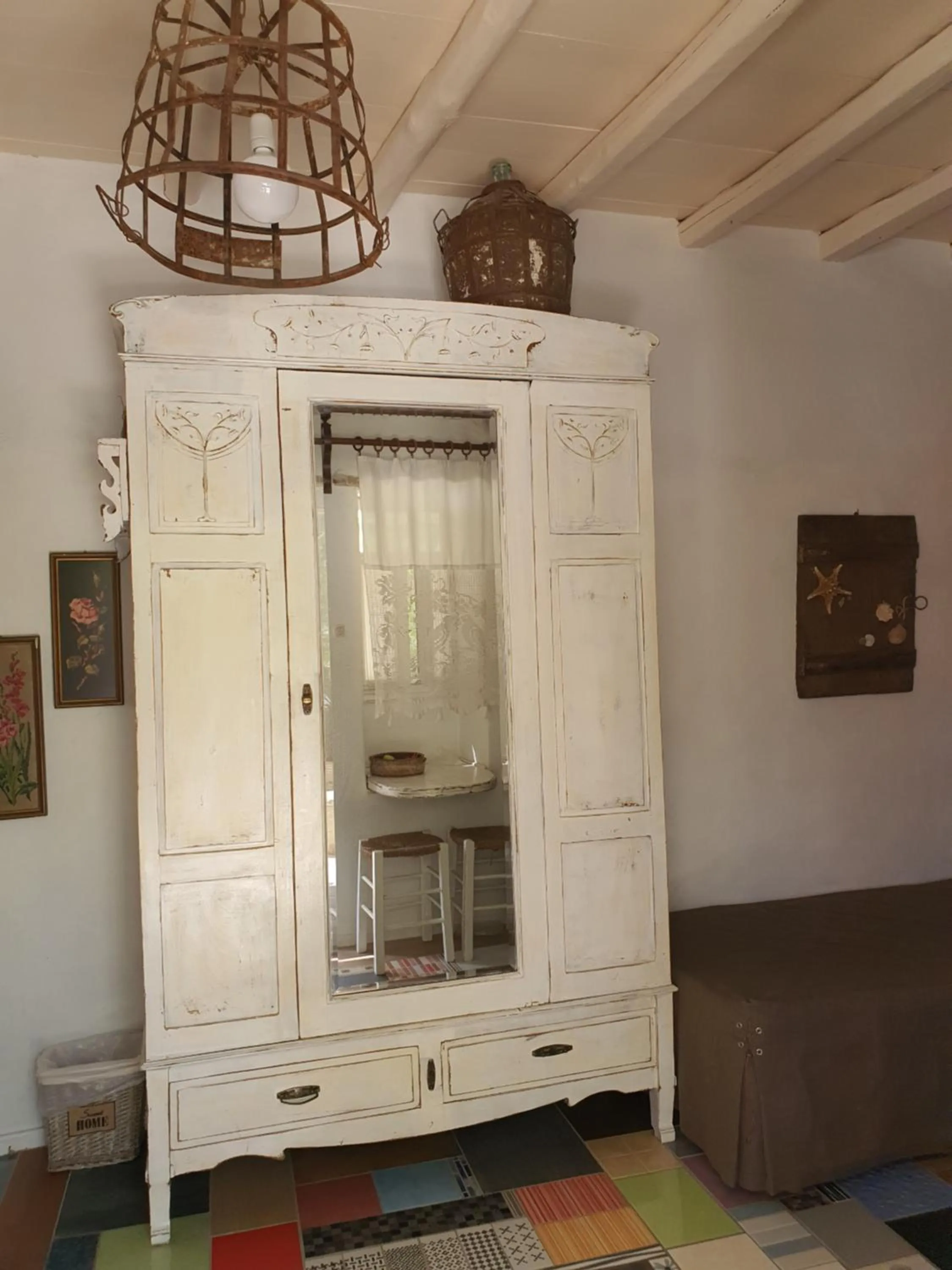 wardrobe in Anthippi
