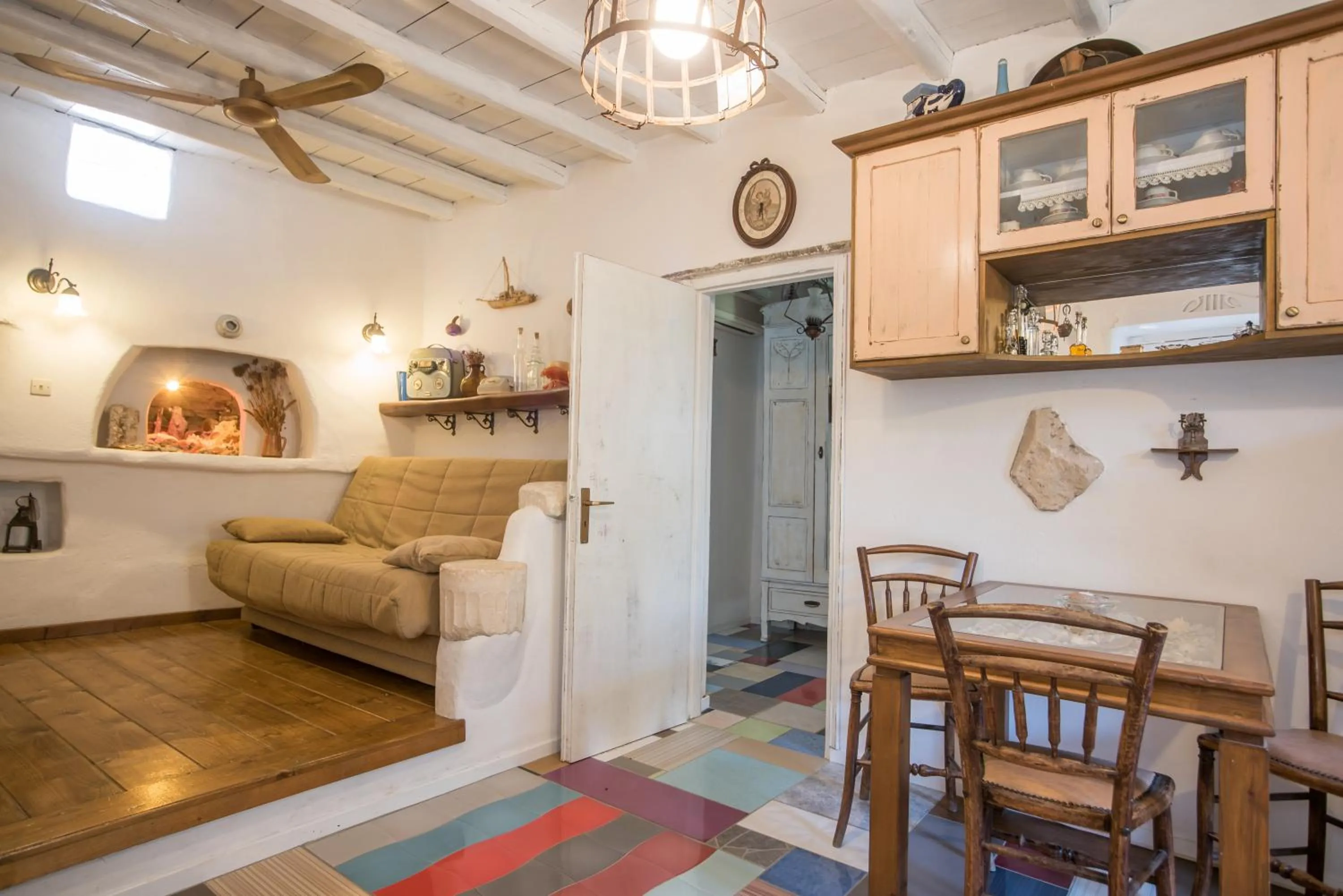 Photo of the whole room in Anthippi