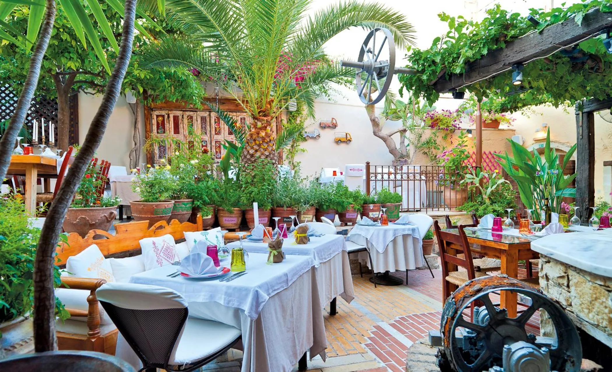 Restaurant/places to eat in Avli Lounge Apartments