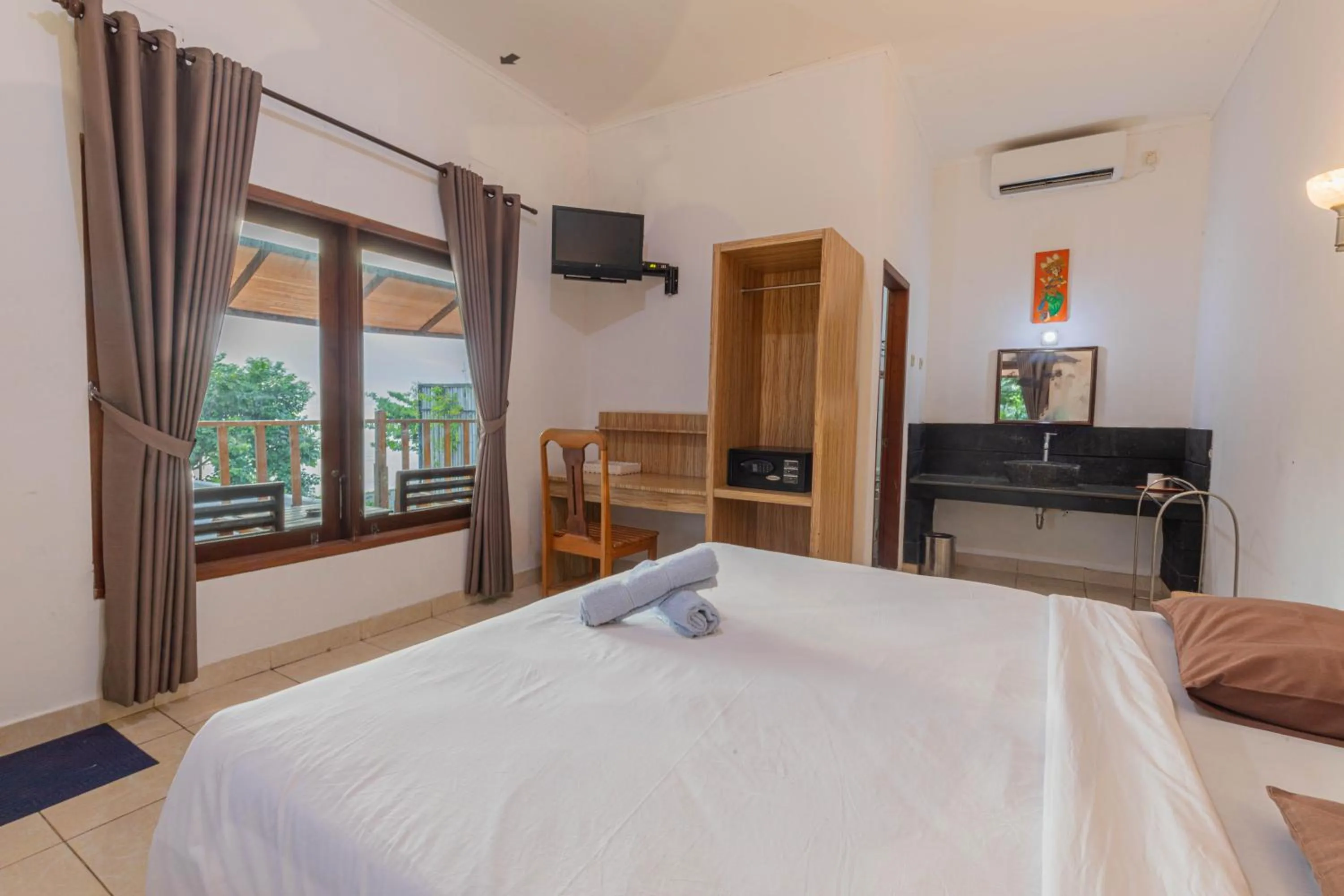 Photo of the whole room, Bed in Transit Inn Senggigi