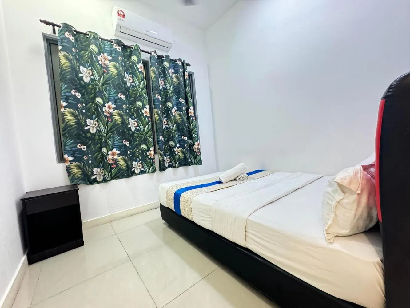 Bed in Sunset Seaview Vacation Condos @ IMAGO Shopping Mall